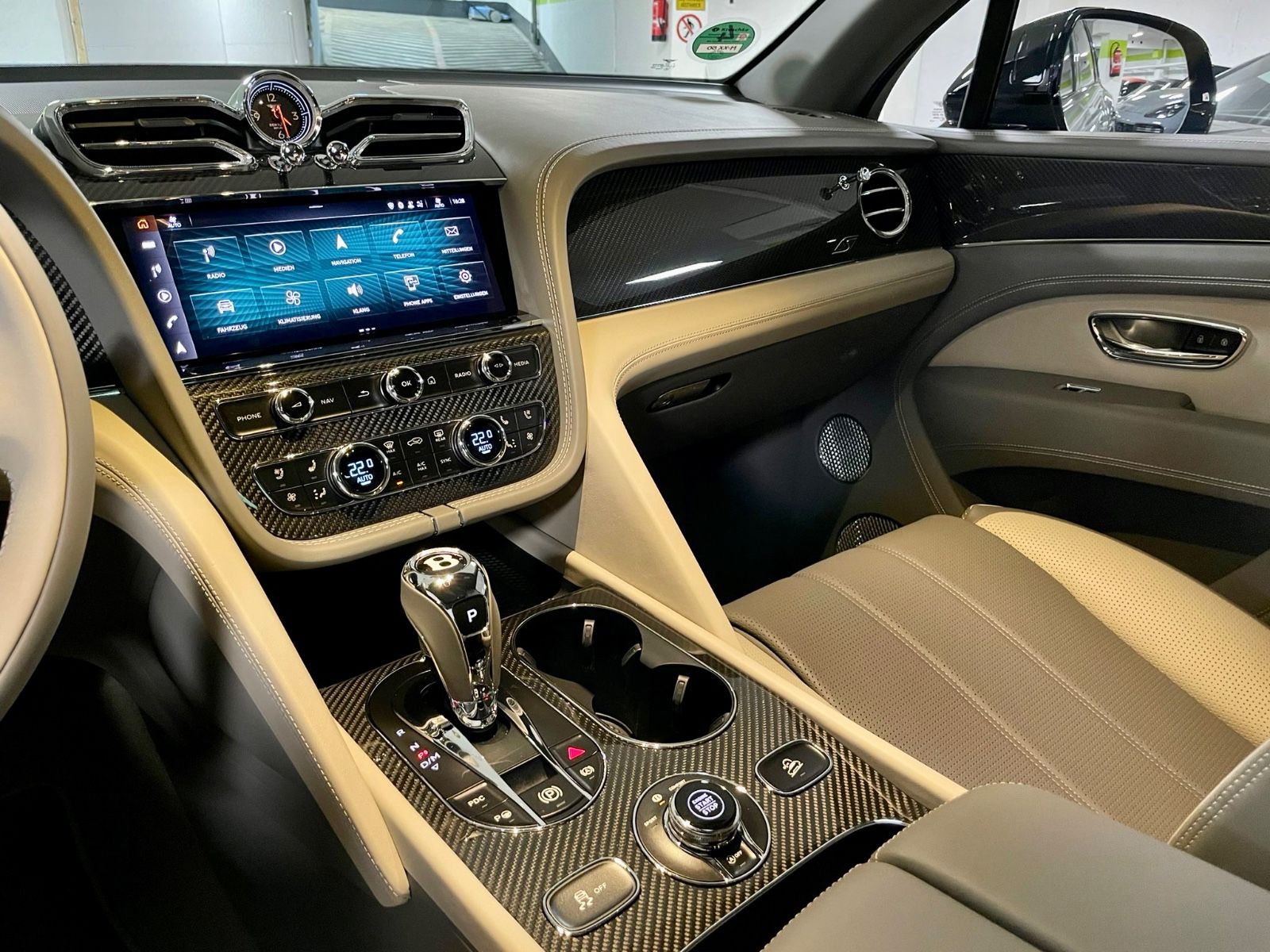 Fahrzeugabbildung Bentley BENTAYGA V8 S CARBON NAIM MASSAGE PANO FULL!
