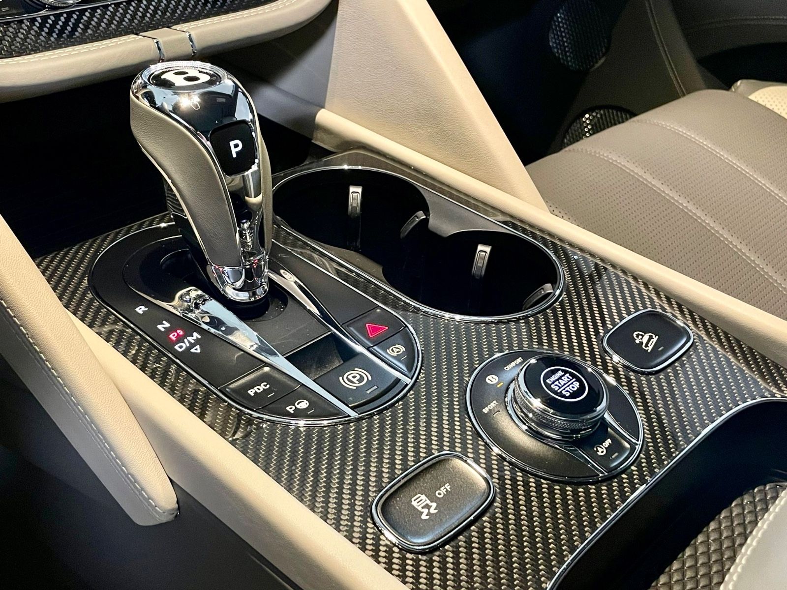 Fahrzeugabbildung Bentley BENTAYGA V8 S CARBON NAIM MASSAGE PANO FULL!