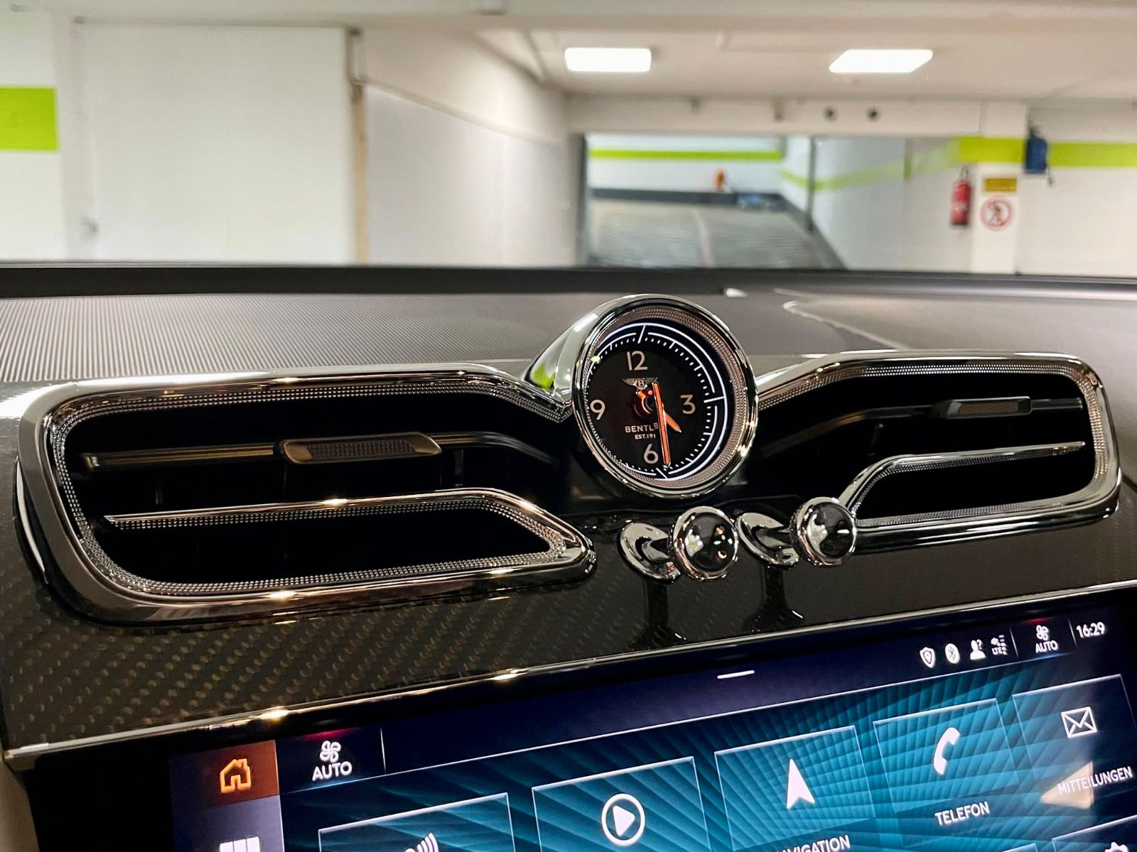 Fahrzeugabbildung Bentley BENTAYGA V8 S CARBON NAIM MASSAGE PANO FULL!