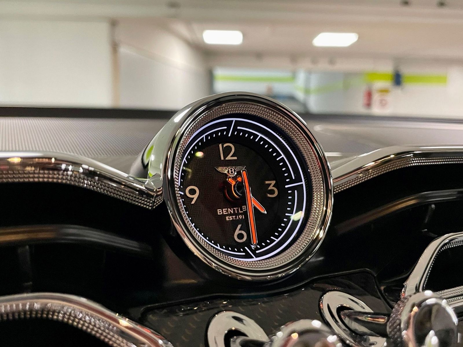 Fahrzeugabbildung Bentley BENTAYGA V8 S CARBON NAIM MASSAGE PANO FULL!