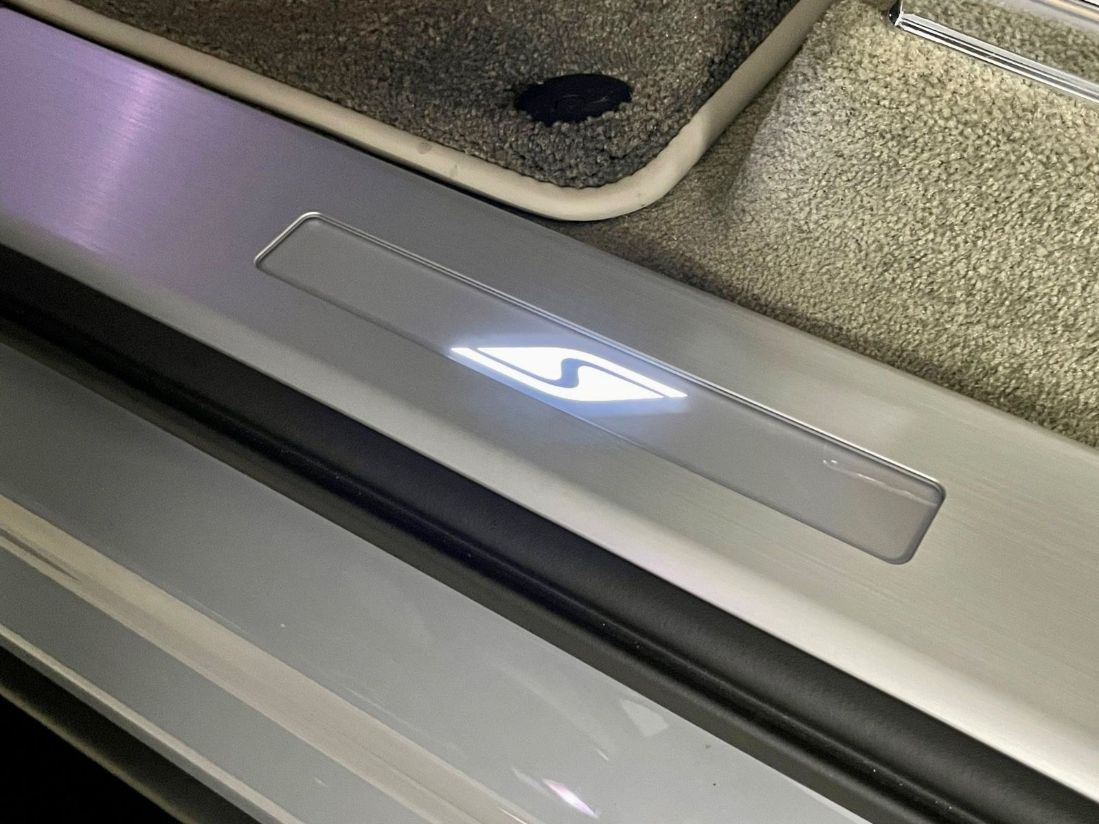 Fahrzeugabbildung Bentley BENTAYGA V8 S CARBON NAIM MASSAGE PANO FULL!