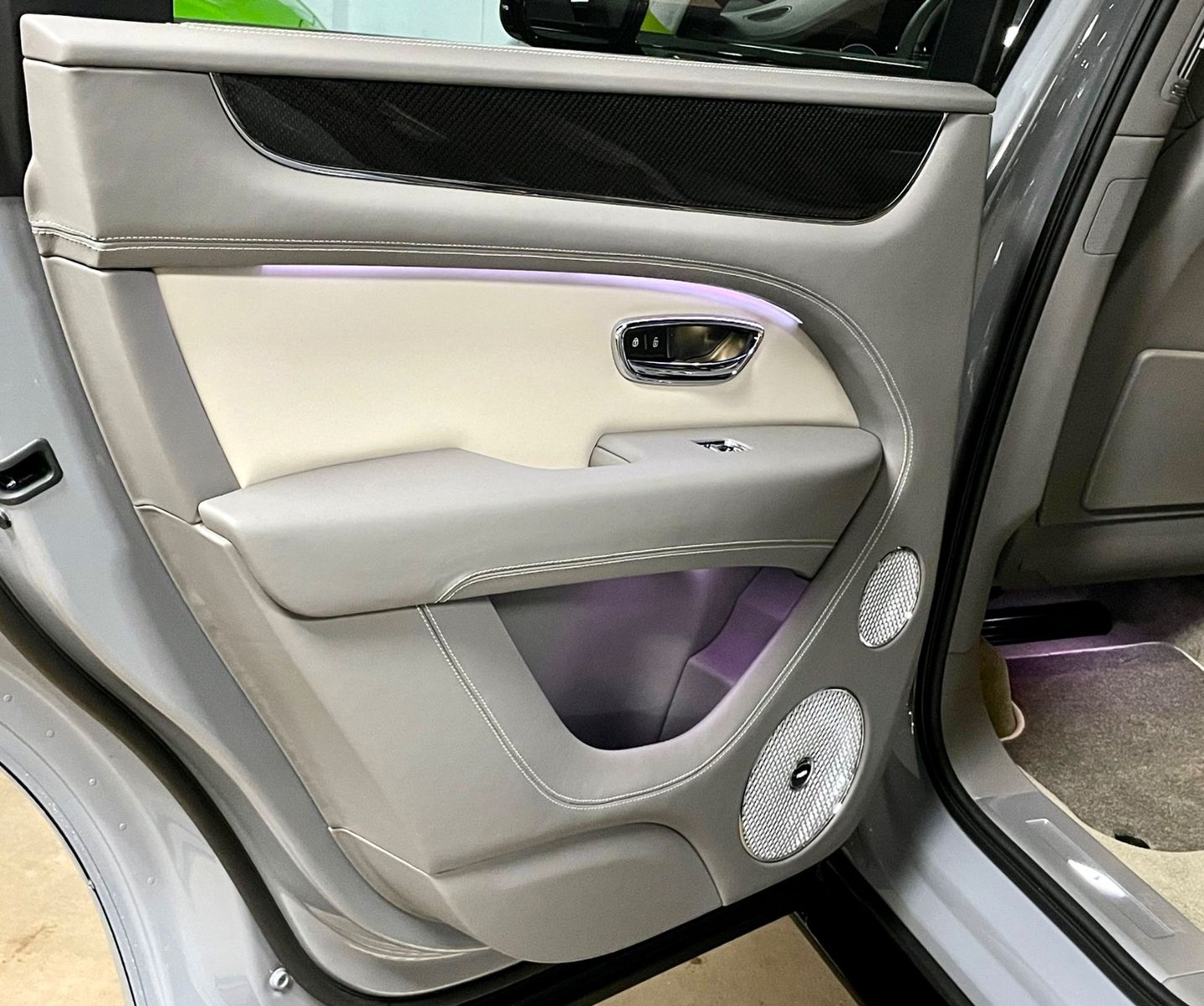 Fahrzeugabbildung Bentley BENTAYGA V8 S CARBON NAIM MASSAGE PANO FULL!