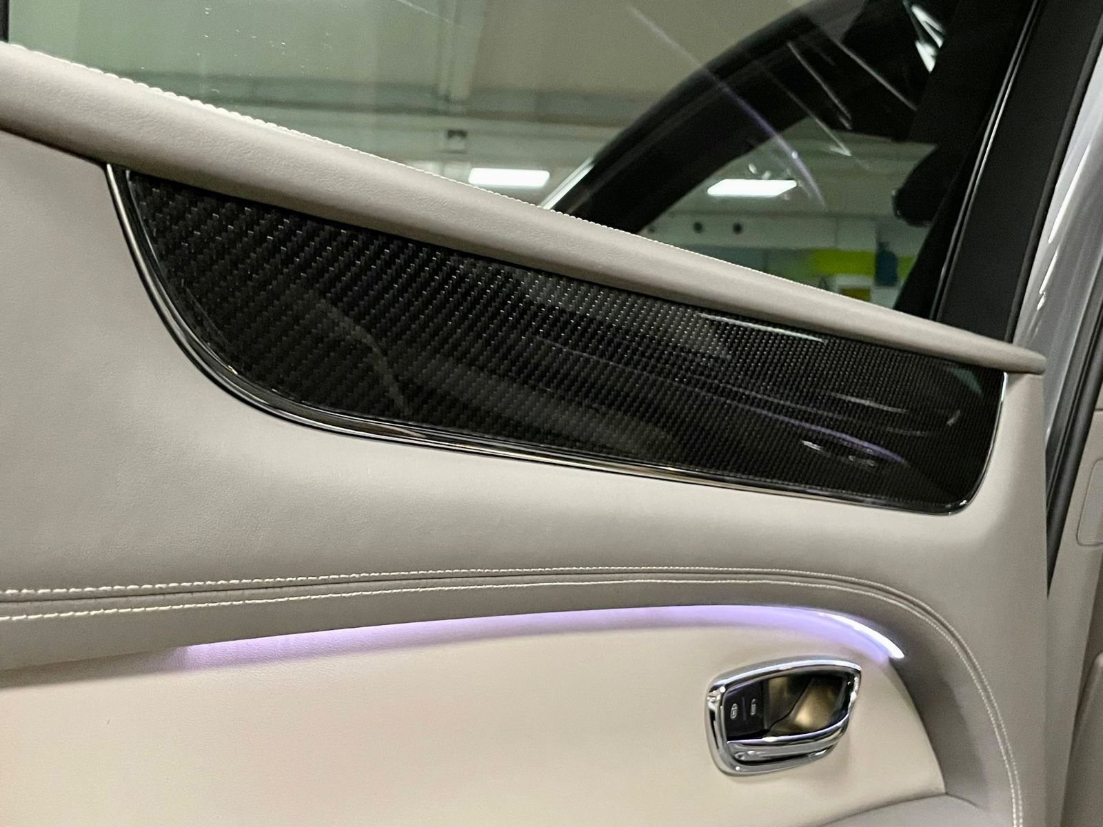Fahrzeugabbildung Bentley BENTAYGA V8 S CARBON NAIM MASSAGE PANO FULL!