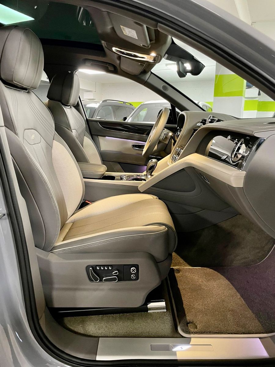 Fahrzeugabbildung Bentley BENTAYGA V8 S CARBON NAIM MASSAGE PANO FULL!