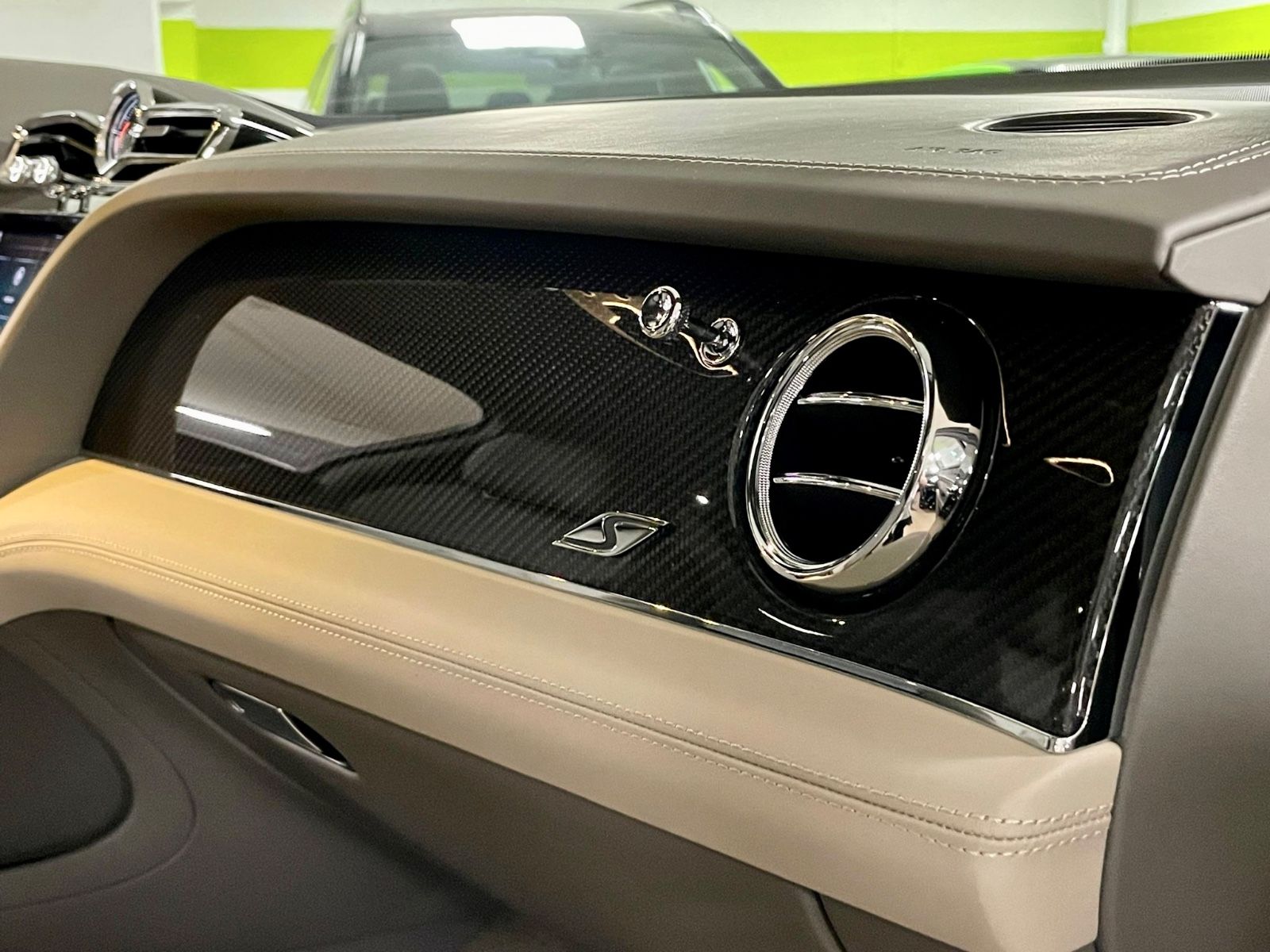 Fahrzeugabbildung Bentley BENTAYGA V8 S CARBON NAIM MASSAGE PANO FULL!