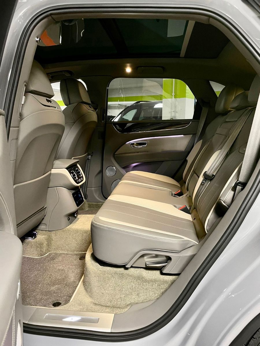 Fahrzeugabbildung Bentley BENTAYGA V8 S CARBON NAIM MASSAGE PANO FULL!