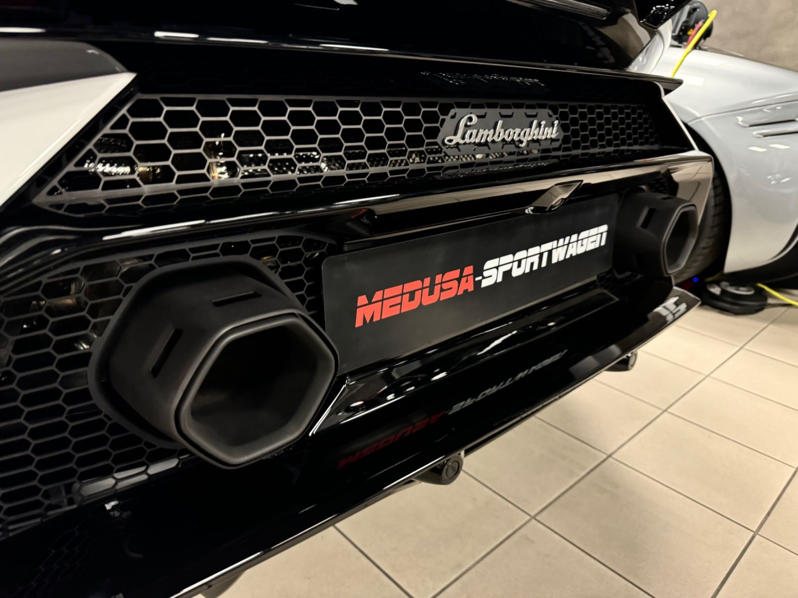 Fahrzeugabbildung Lamborghini HURACAN TECNICA CARBON EXT&INT SENSONUM FULLOPT!