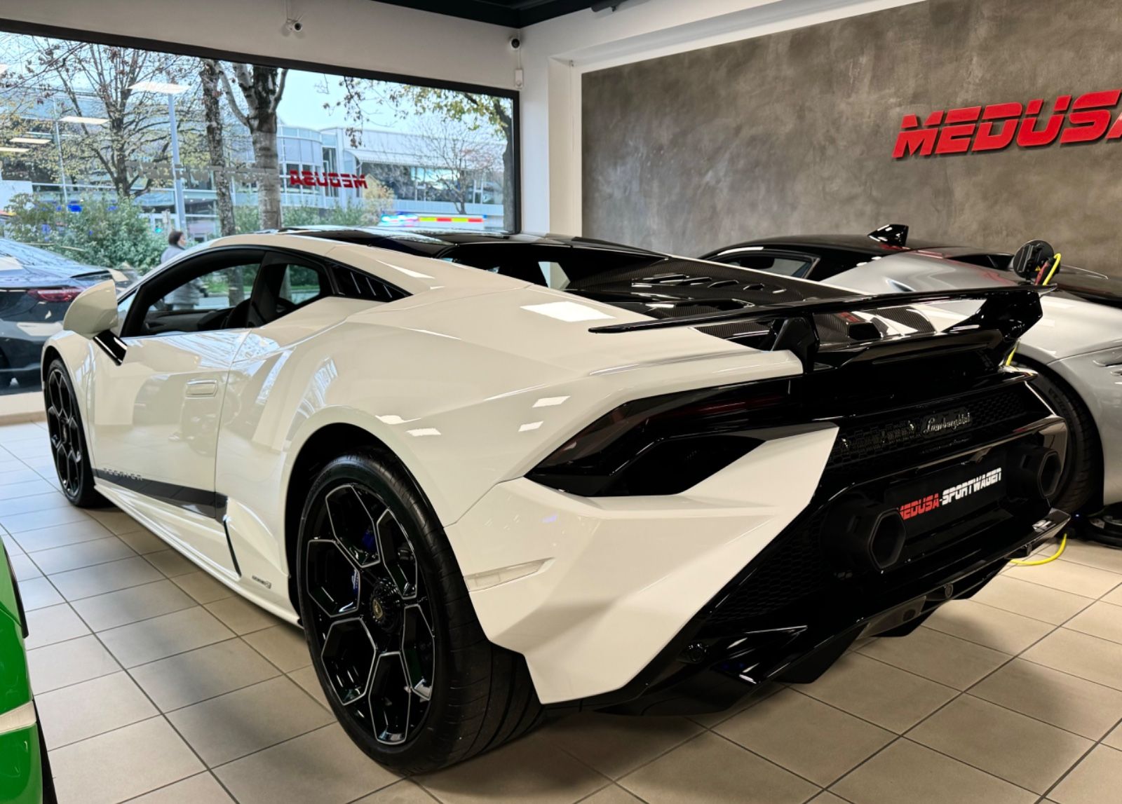 Fahrzeugabbildung Lamborghini HURACAN TECNICA CARBON EXT&INT SENSONUM FULLOPT!