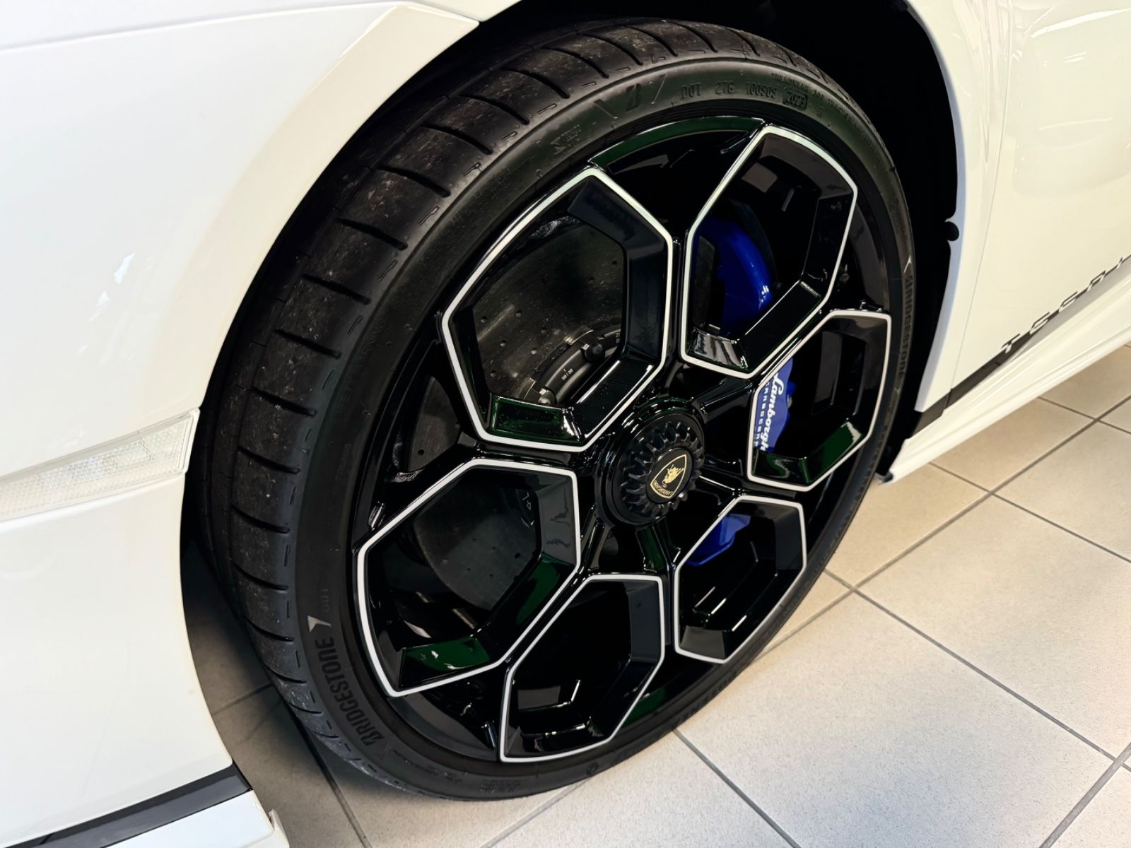 Fahrzeugabbildung Lamborghini HURACAN TECNICA CARBON EXT&INT SENSONUM FULLOPT!