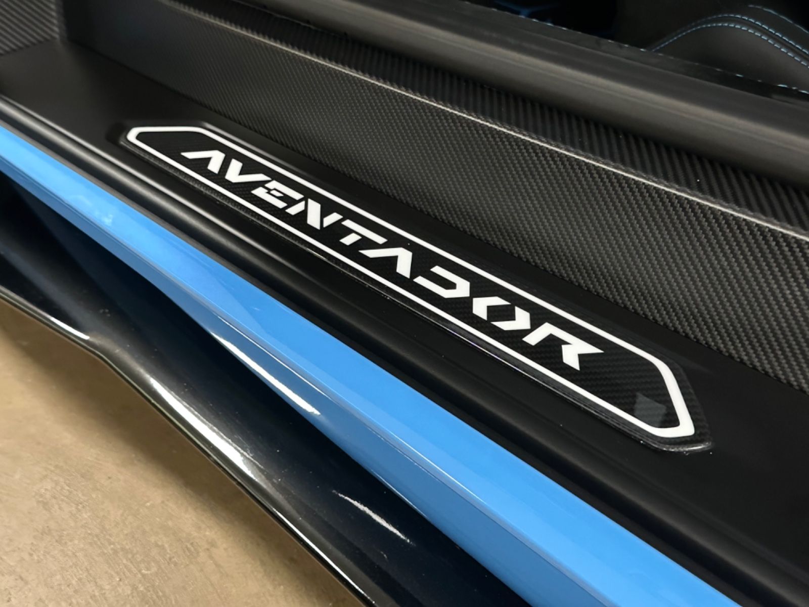 Fahrzeugabbildung Lamborghini AVENTADOR SVJ 10F900 CARBON LIFT SENSONUM FULL!