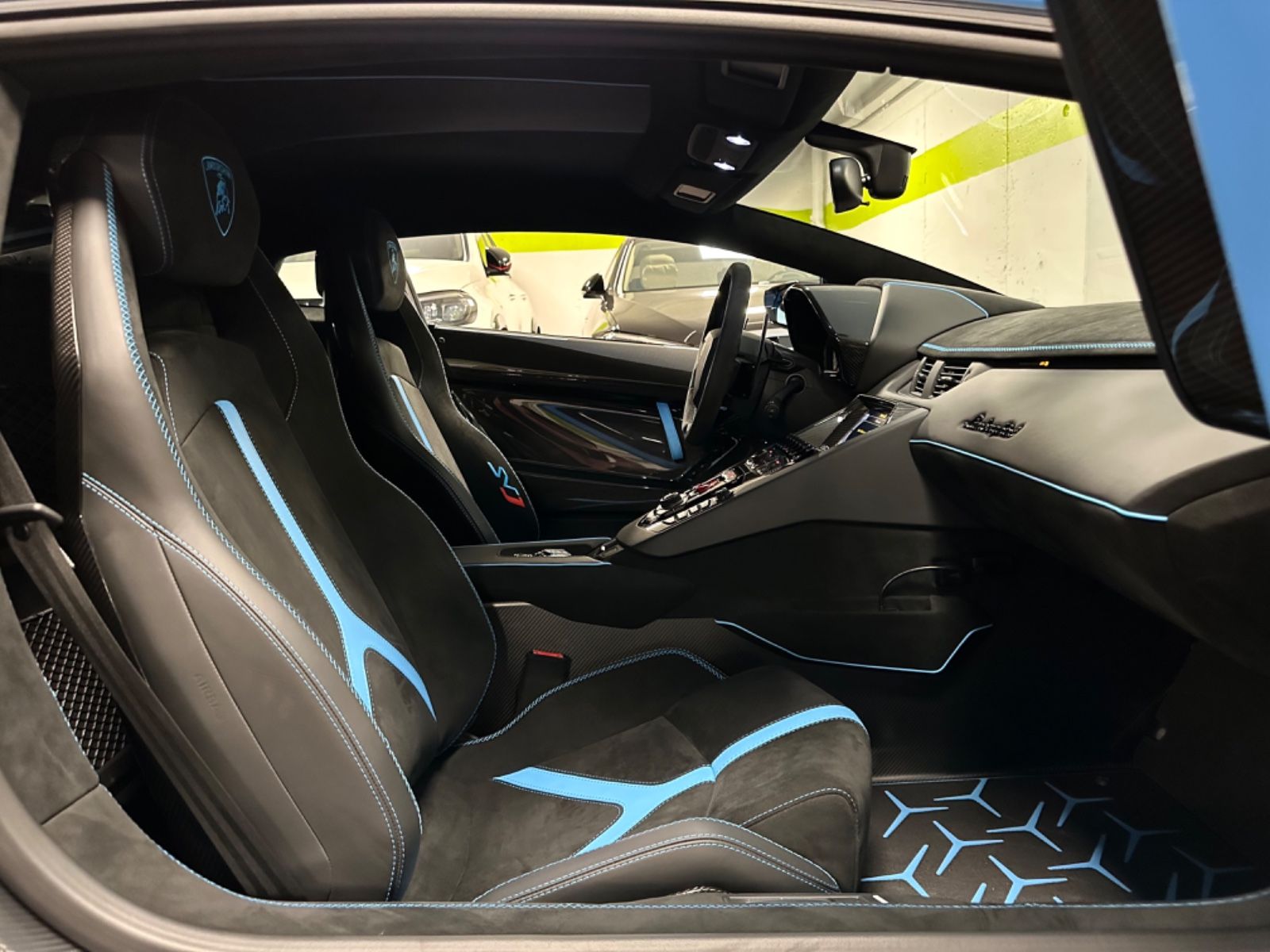 Fahrzeugabbildung Lamborghini AVENTADOR SVJ 10F900 CARBON LIFT SENSONUM FULL!