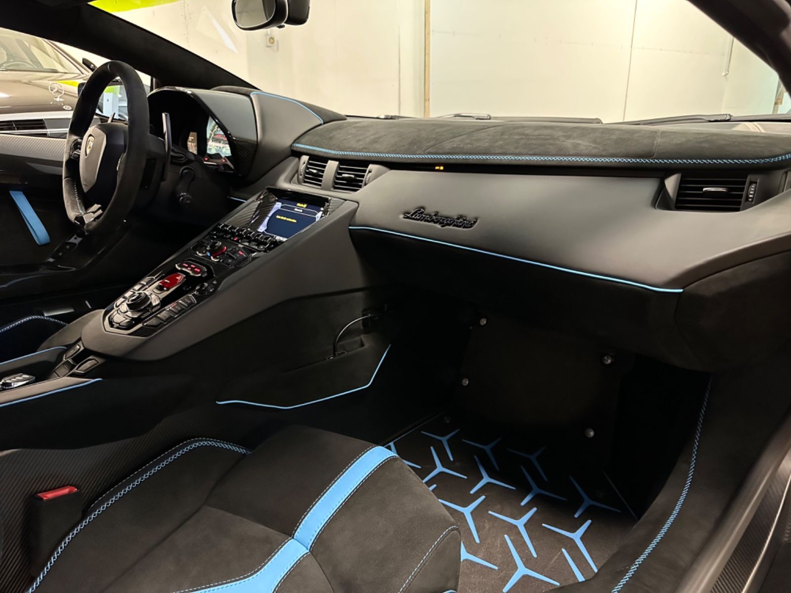 Fahrzeugabbildung Lamborghini AVENTADOR SVJ 10F900 CARBON LIFT SENSONUM FULL!