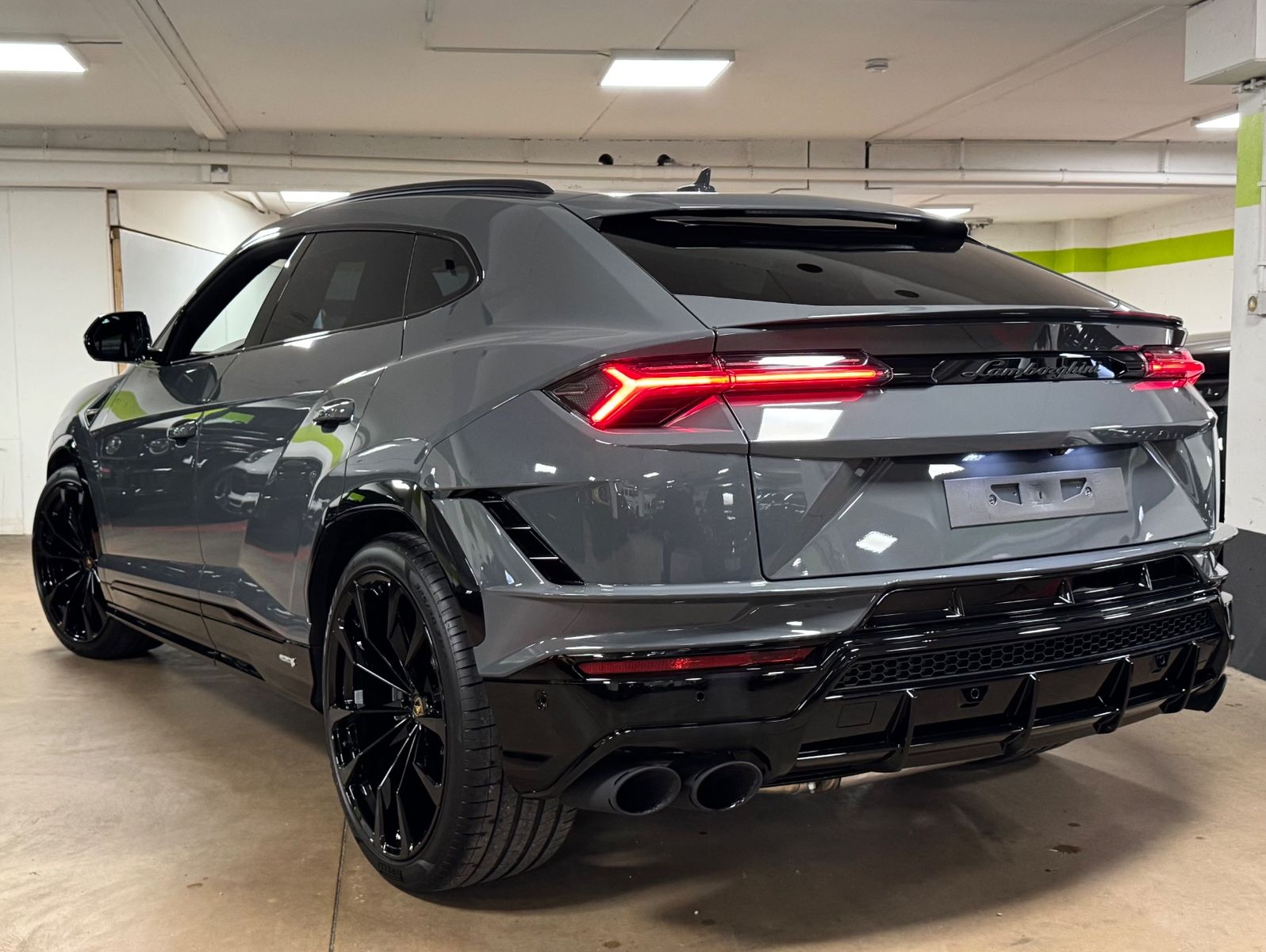Fahrzeugabbildung Lamborghini URUS S GRIGIO TELESTO CARBON B&O MASSAGE 25 FULL