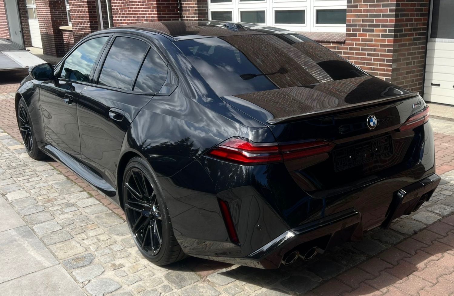 Fahrzeugabbildung BMW M5 ULTIMATE CARBON EXT&INT CERAMIC B&W 25 FULL