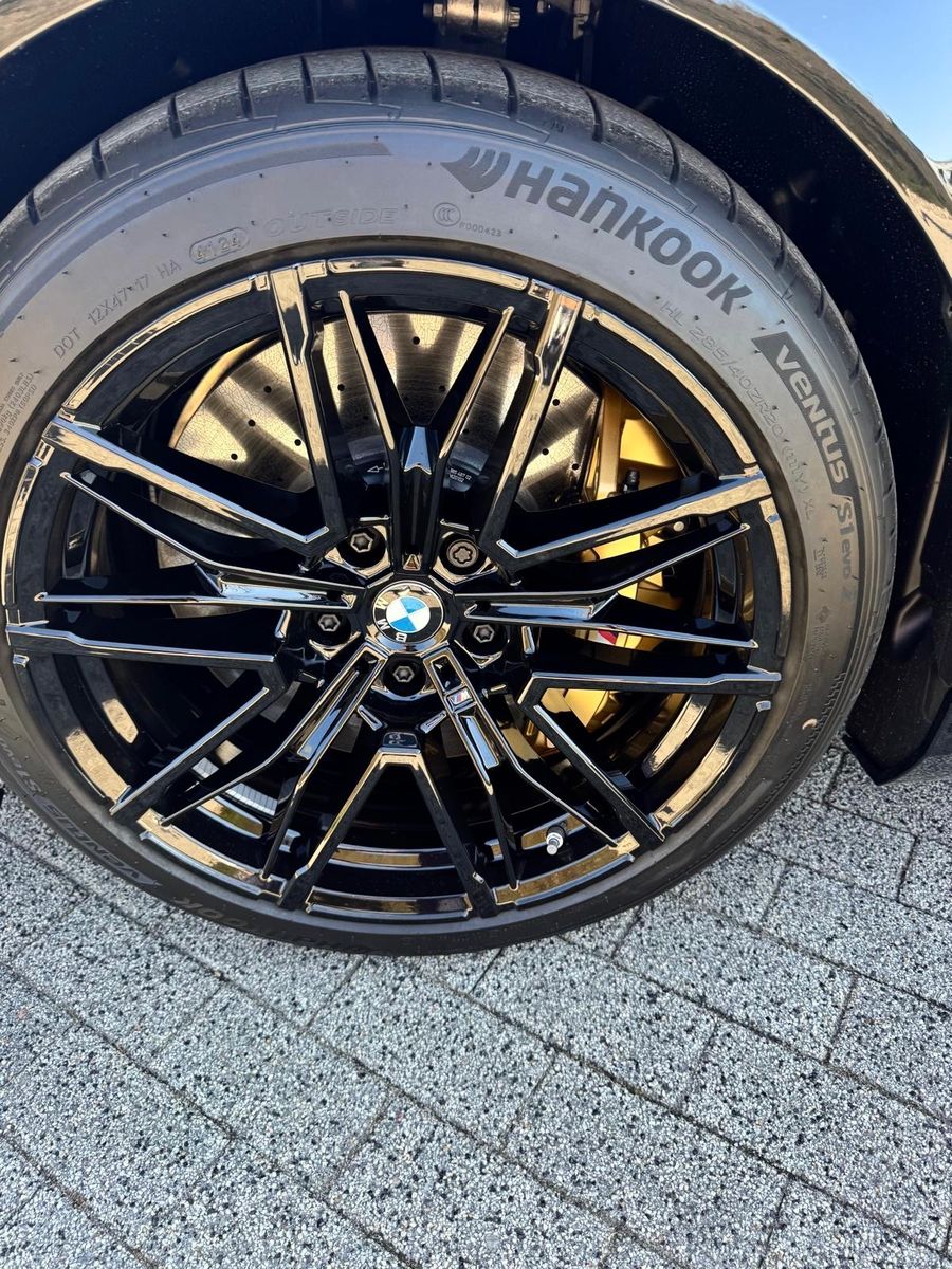 Fahrzeugabbildung BMW M5 ULTIMATE CARBON EXT&INT CERAMIC B&W 25 FULL