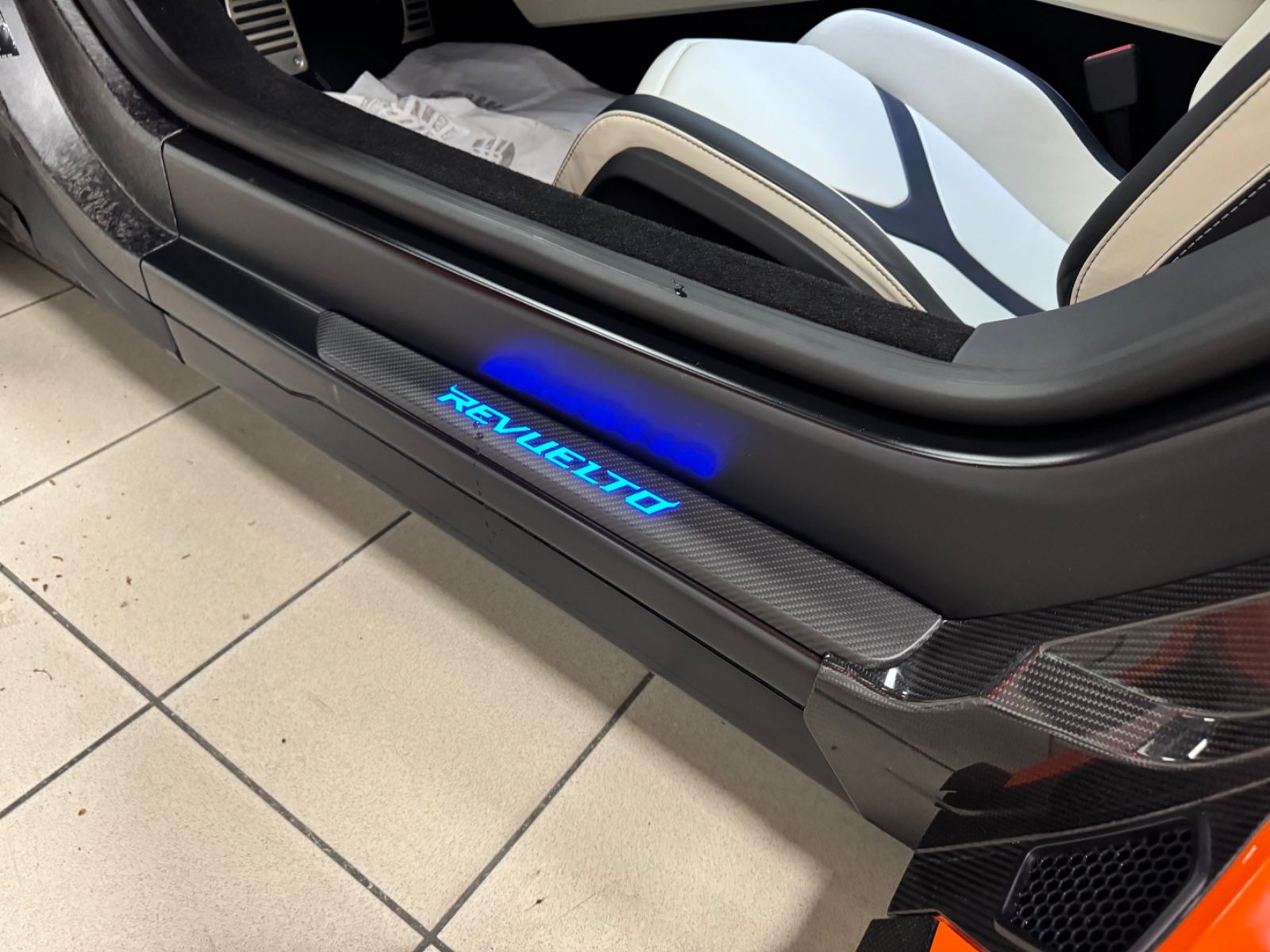 Fahrzeugabbildung Lamborghini REVUELTO ADPERSONAM INT CARBON EXT&INT PR25 FULL
