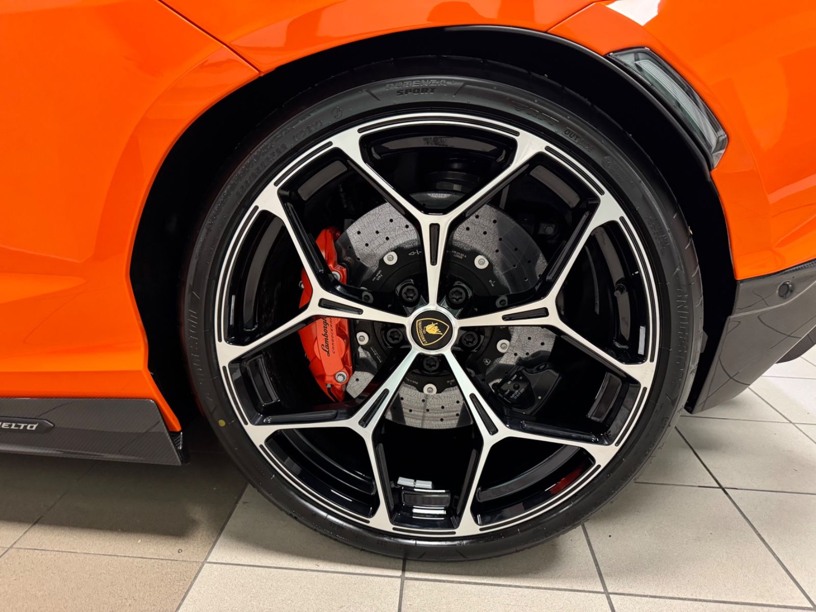 Fahrzeugabbildung Lamborghini REVUELTO ADPERSONAM INT CARBON EXT&INT PR25 FULL
