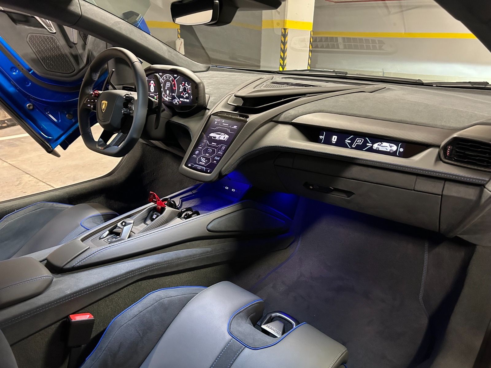 Fahrzeugabbildung Lamborghini REVUELTO RACINGSEAT CARBONPACK VIN25 COC BLANKO