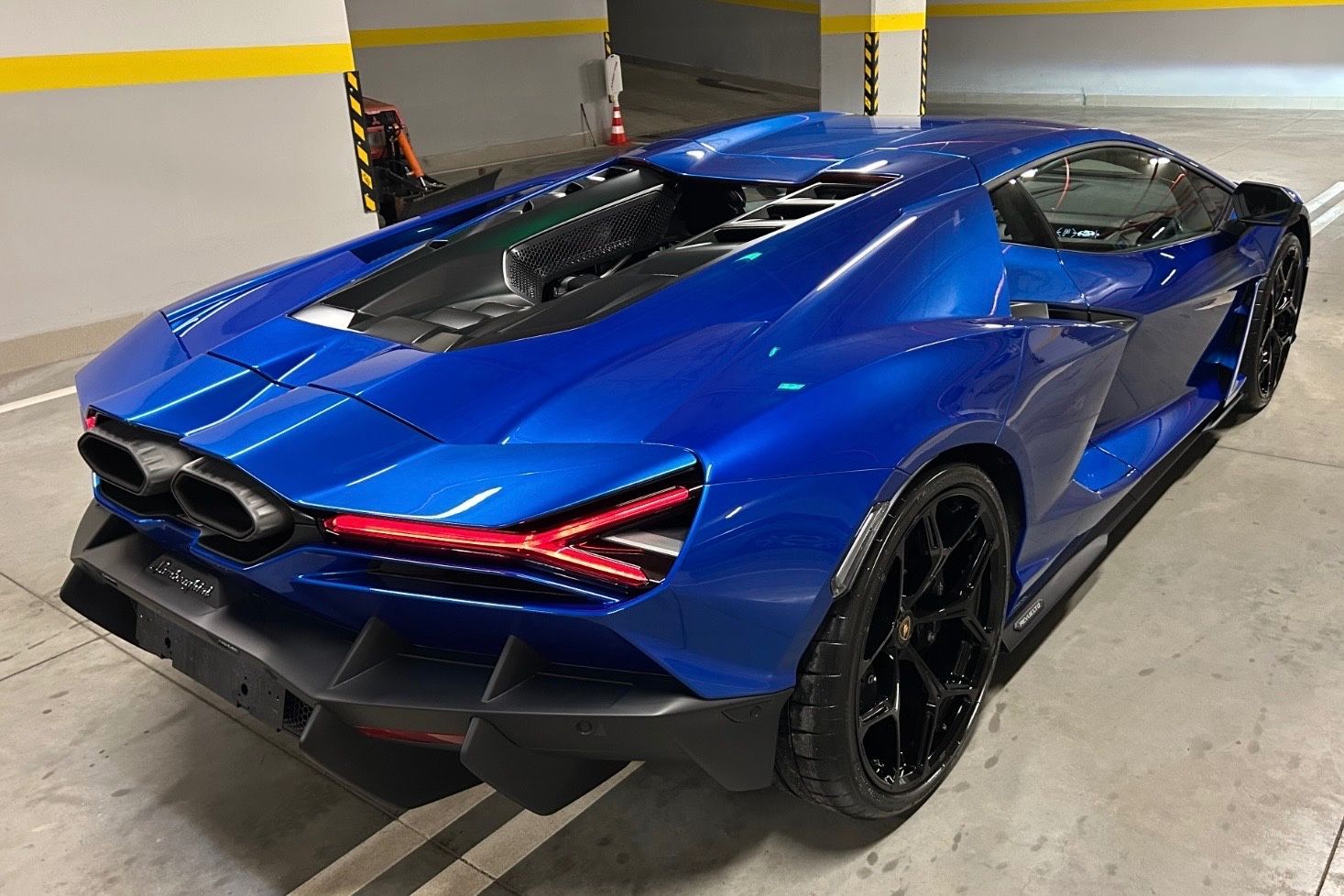 Fahrzeugabbildung Lamborghini REVUELTO RACINGSEAT CARBONPACK VIN25 COC BLANKO