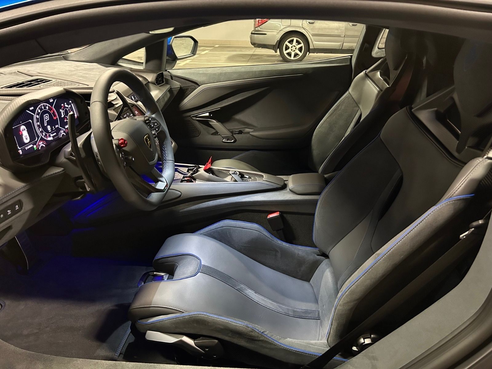 Fahrzeugabbildung Lamborghini REVUELTO RACINGSEAT CARBONPACK VIN25 COC BLANKO