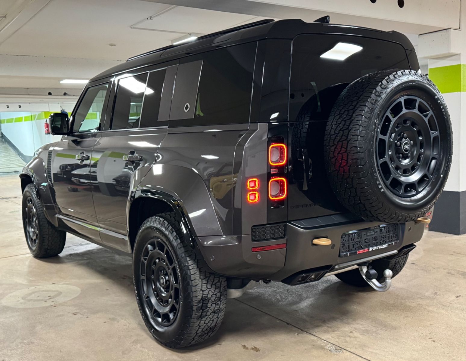 Fahrzeugabbildung Land Rover DEFENDER 4.4 P635 110 OCTA GREY&BRAUN PR025 FULL