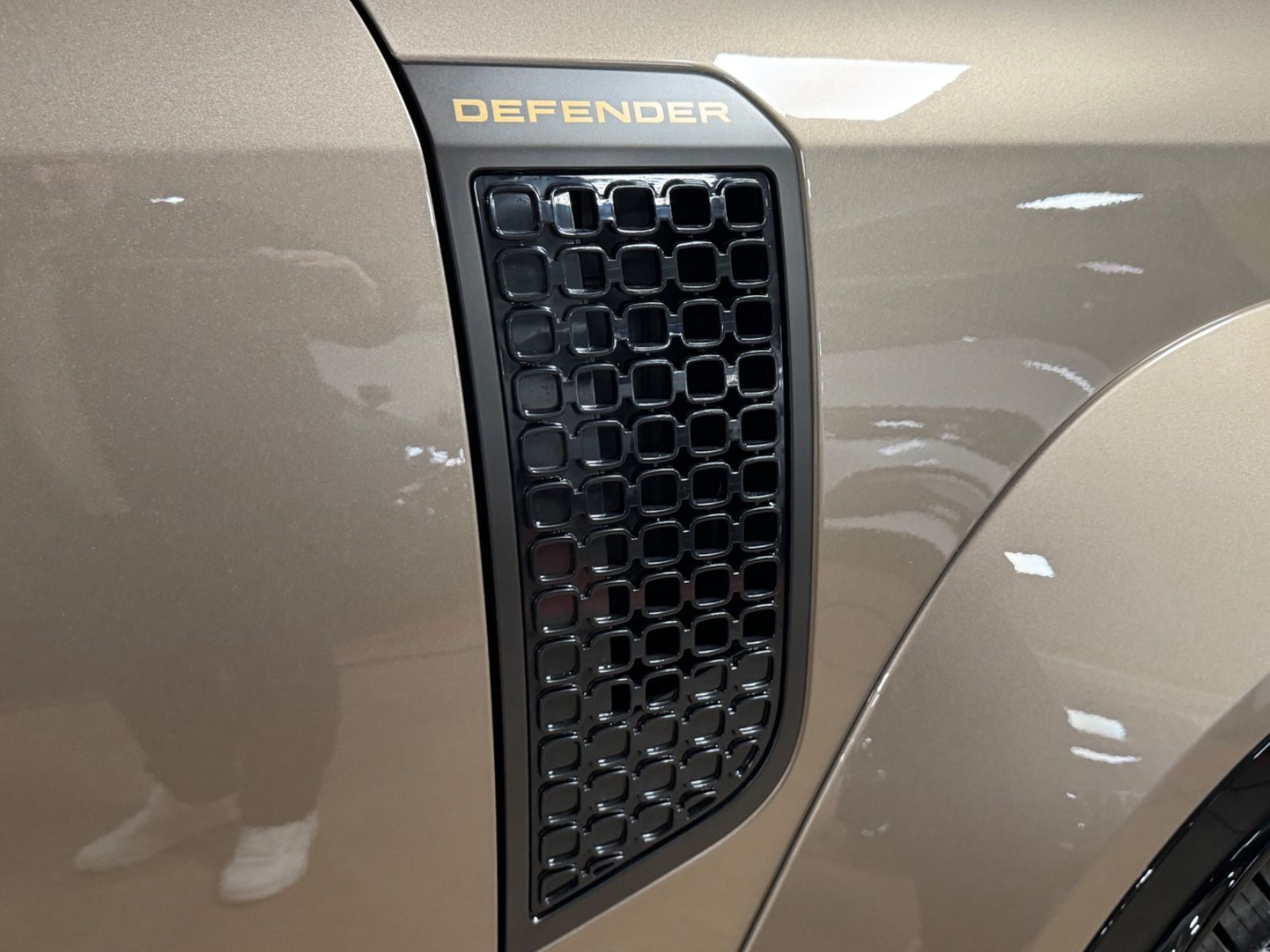 Fahrzeugabbildung Land Rover DEFENDER 4.4 P635 110 OCTA GOLD&BRAUN PR025 FULL