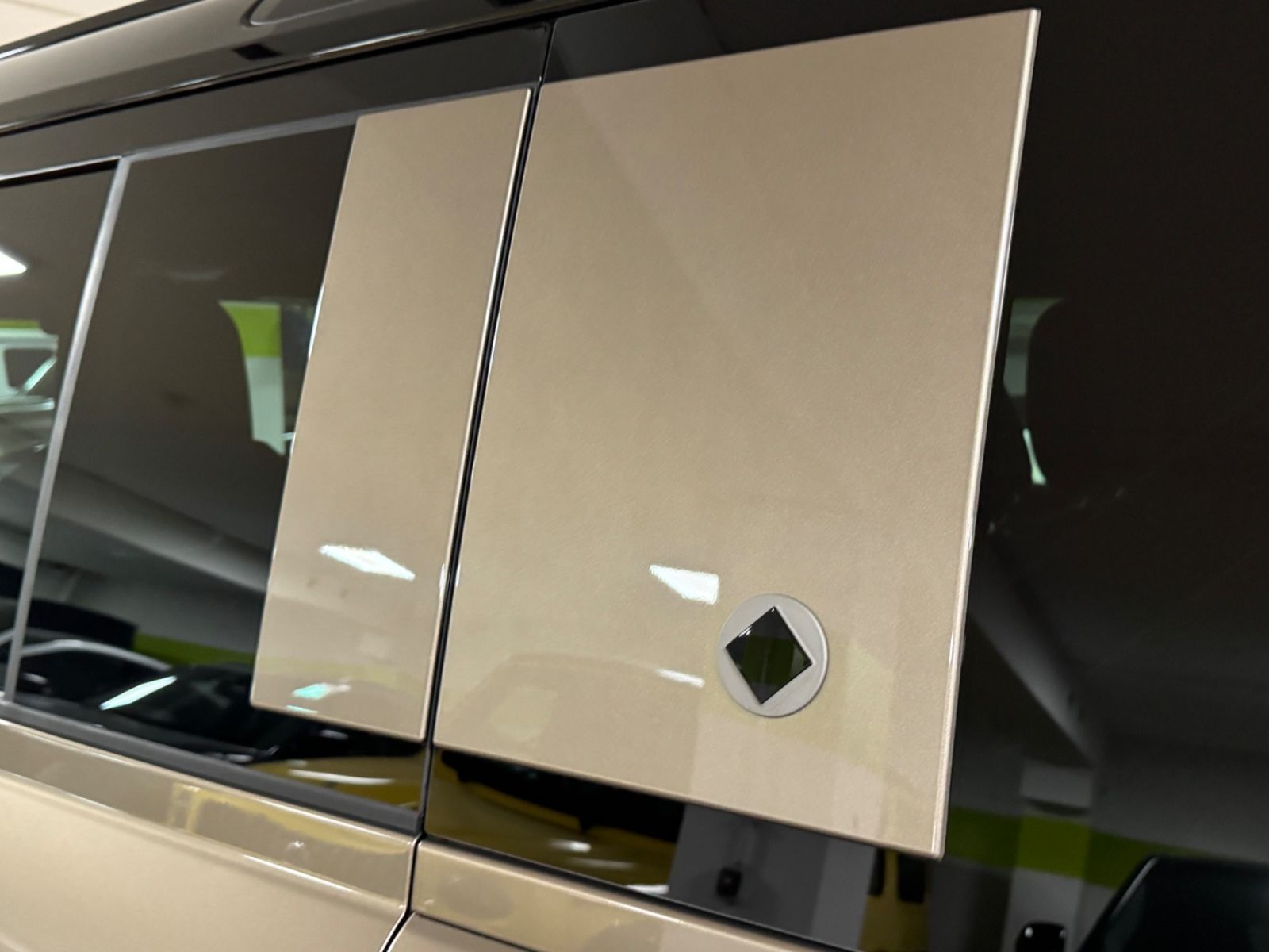 Fahrzeugabbildung Land Rover DEFENDER 4.4 P635 110 OCTA GOLD&BRAUN PR025 FULL