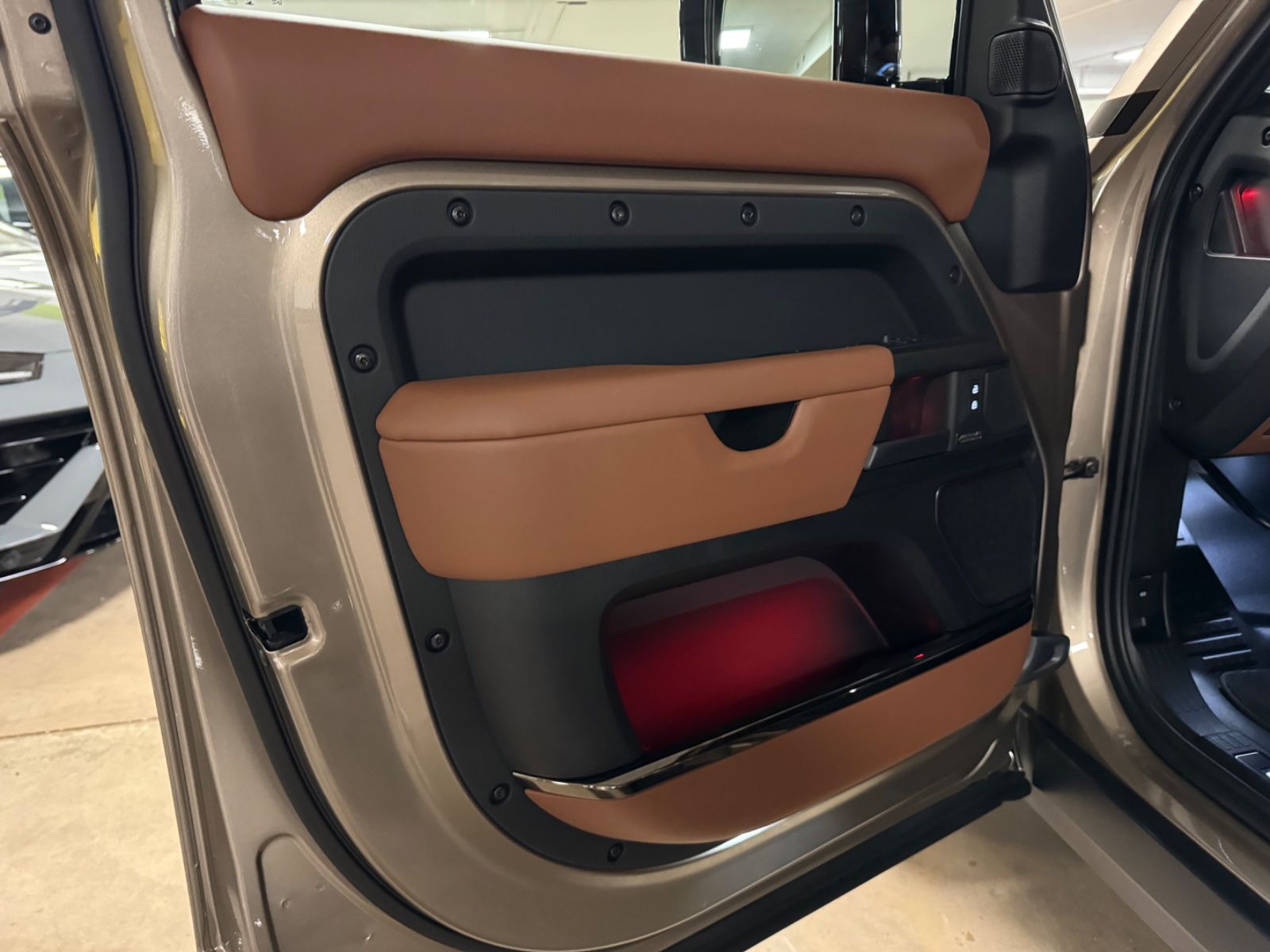 Fahrzeugabbildung Land Rover DEFENDER 4.4 P635 110 OCTA GOLD&BRAUN PR025 FULL