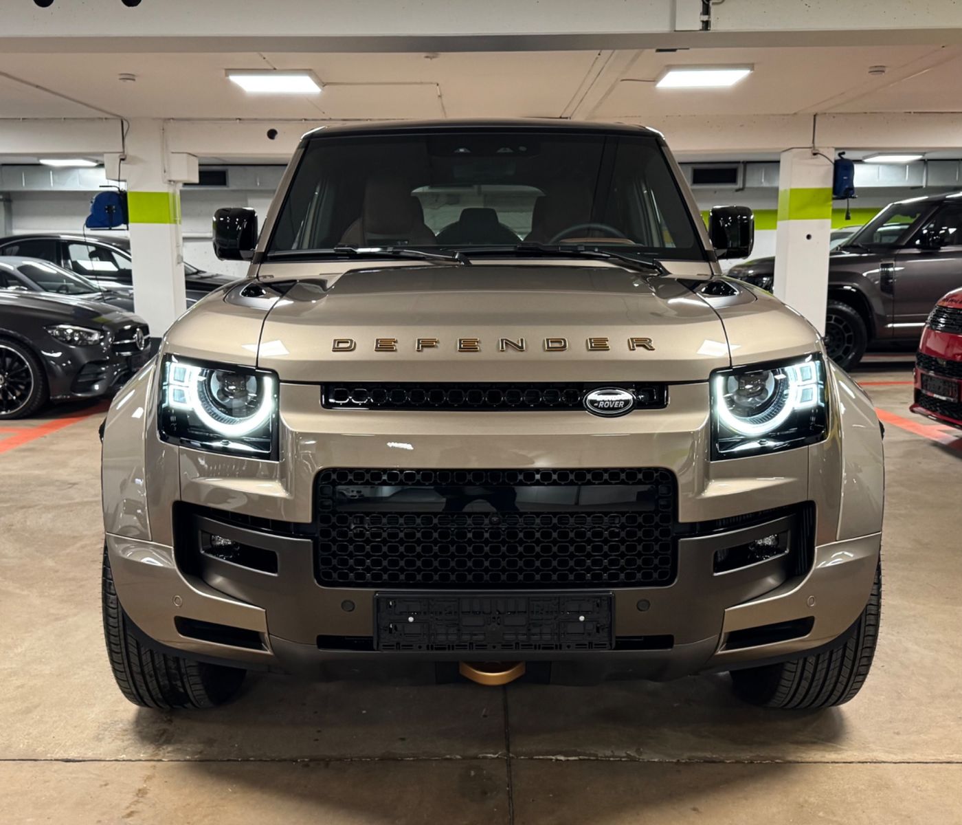 Fahrzeugabbildung Land Rover DEFENDER 4.4 P635 110 OCTA GOLD&BRAUN PR025 FULL