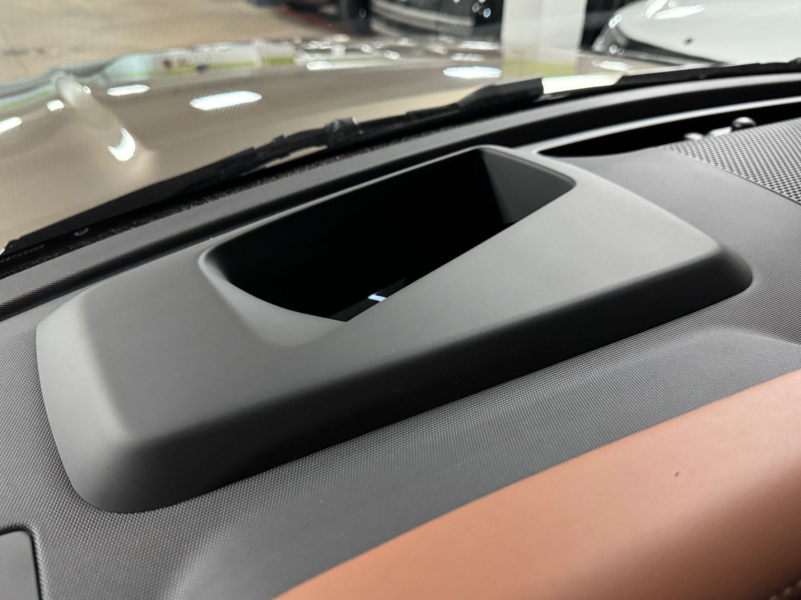 Fahrzeugabbildung Land Rover DEFENDER 4.4 P635 110 OCTA GOLD&BRAUN PR025 FULL