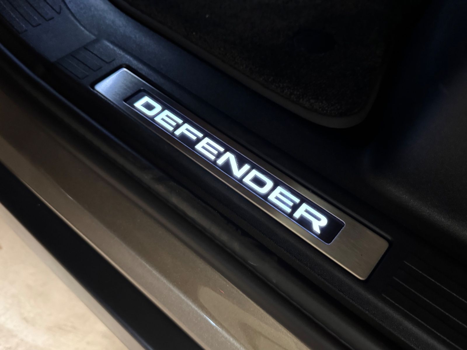 Fahrzeugabbildung Land Rover DEFENDER 4.4 P635 110 OCTA GOLD&BRAUN PR025 FULL