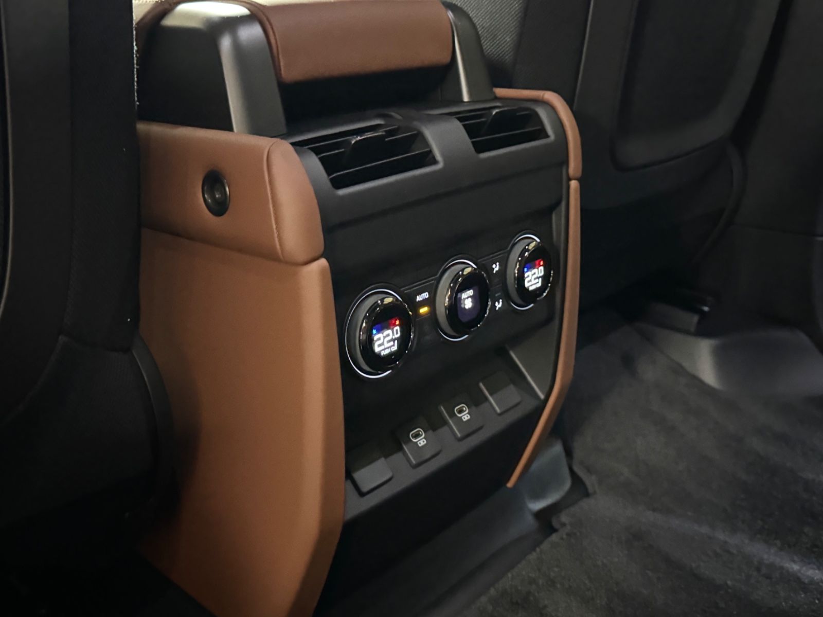 Fahrzeugabbildung Land Rover DEFENDER 4.4 P635 110 OCTA GOLD&BRAUN PR025 FULL