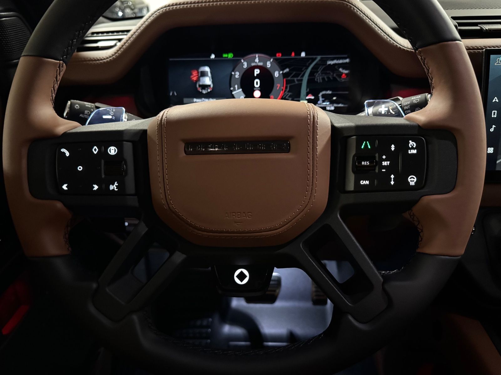 Fahrzeugabbildung Land Rover DEFENDER 4.4 P635 110 OCTA GOLD&BRAUN PR025 FULL