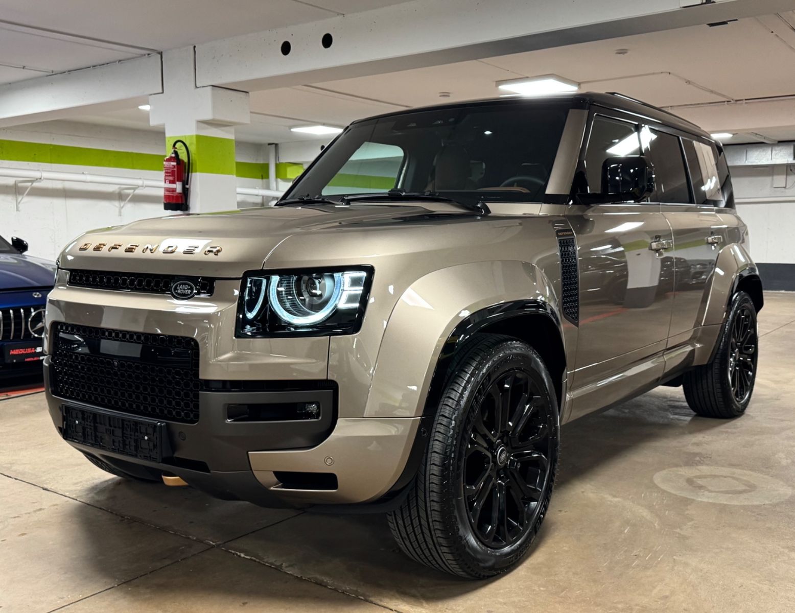 Fahrzeugabbildung Land Rover DEFENDER 4.4 P635 110 OCTA GOLD&BRAUN PR025 FULL