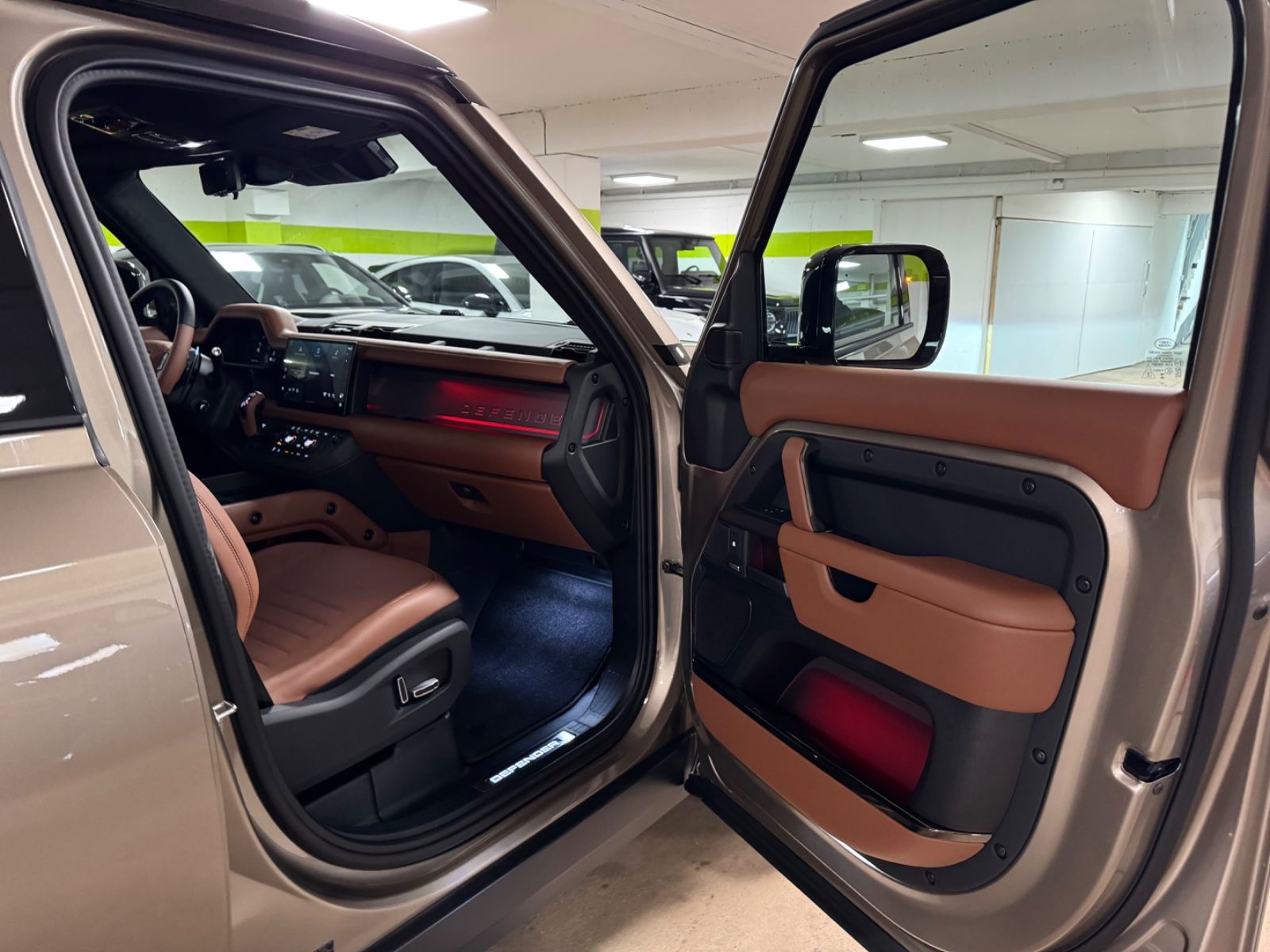 Fahrzeugabbildung Land Rover DEFENDER 4.4 P635 110 OCTA GOLD&BRAUN PR025 FULL