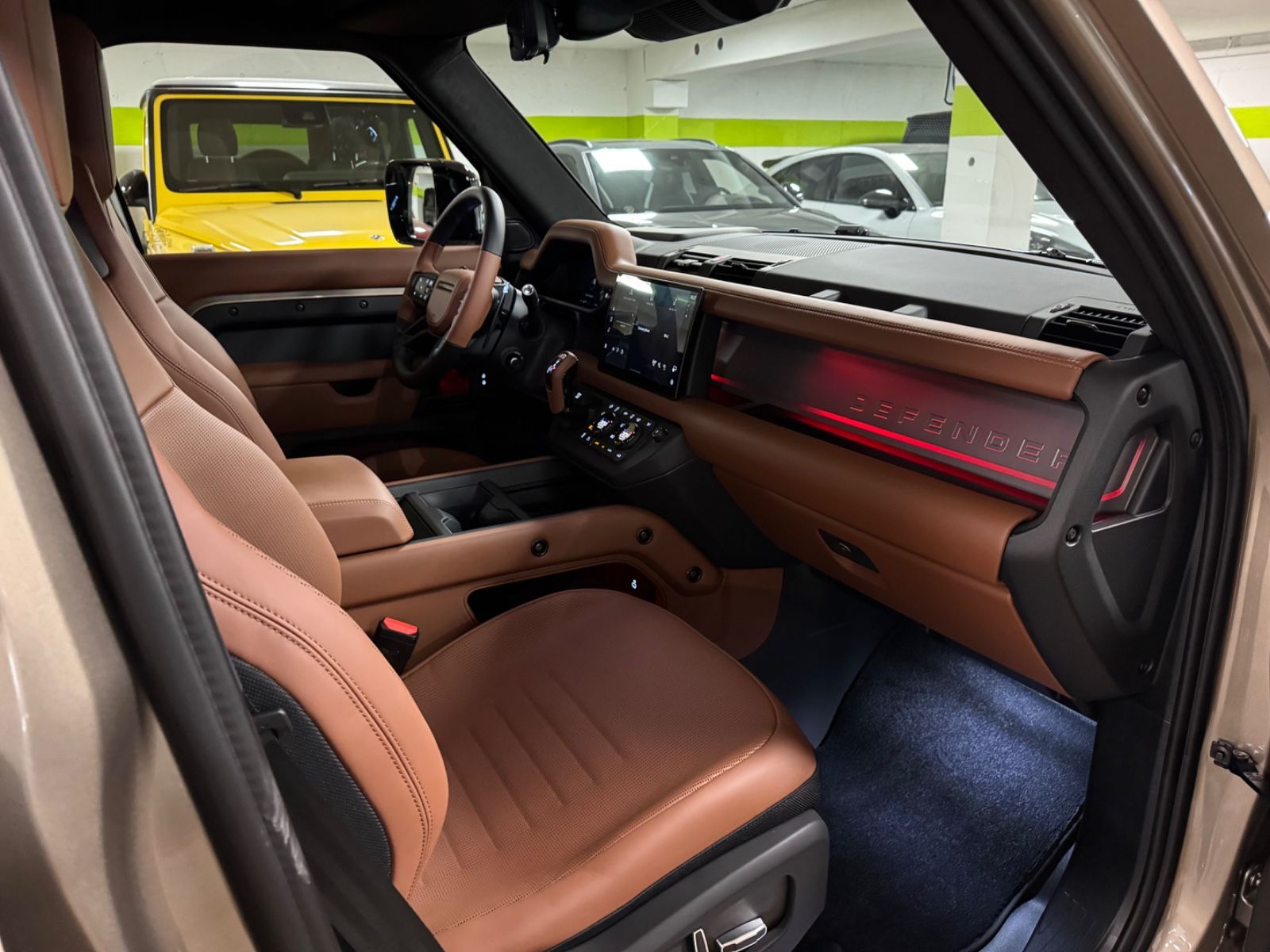 Fahrzeugabbildung Land Rover DEFENDER 4.4 P635 110 OCTA GOLD&BRAUN PR025 FULL
