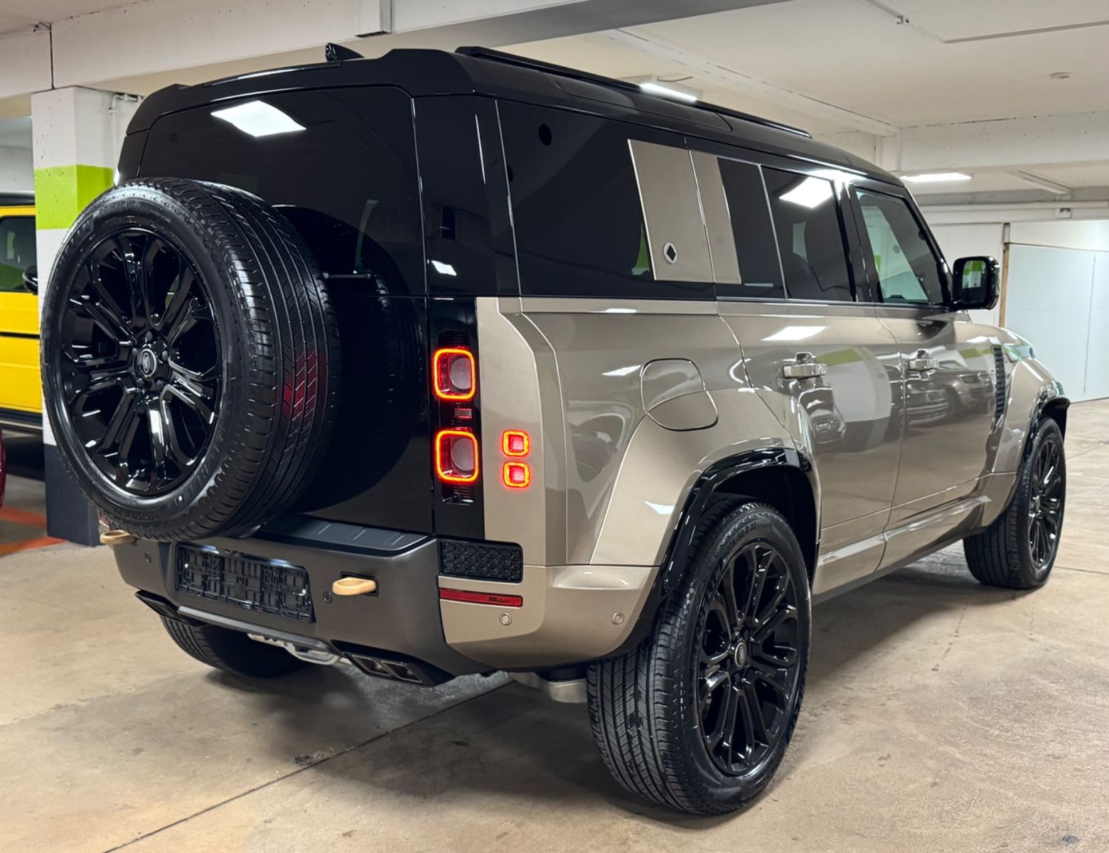 Fahrzeugabbildung Land Rover DEFENDER 4.4 P635 110 OCTA GOLD&BRAUN PR025 FULL