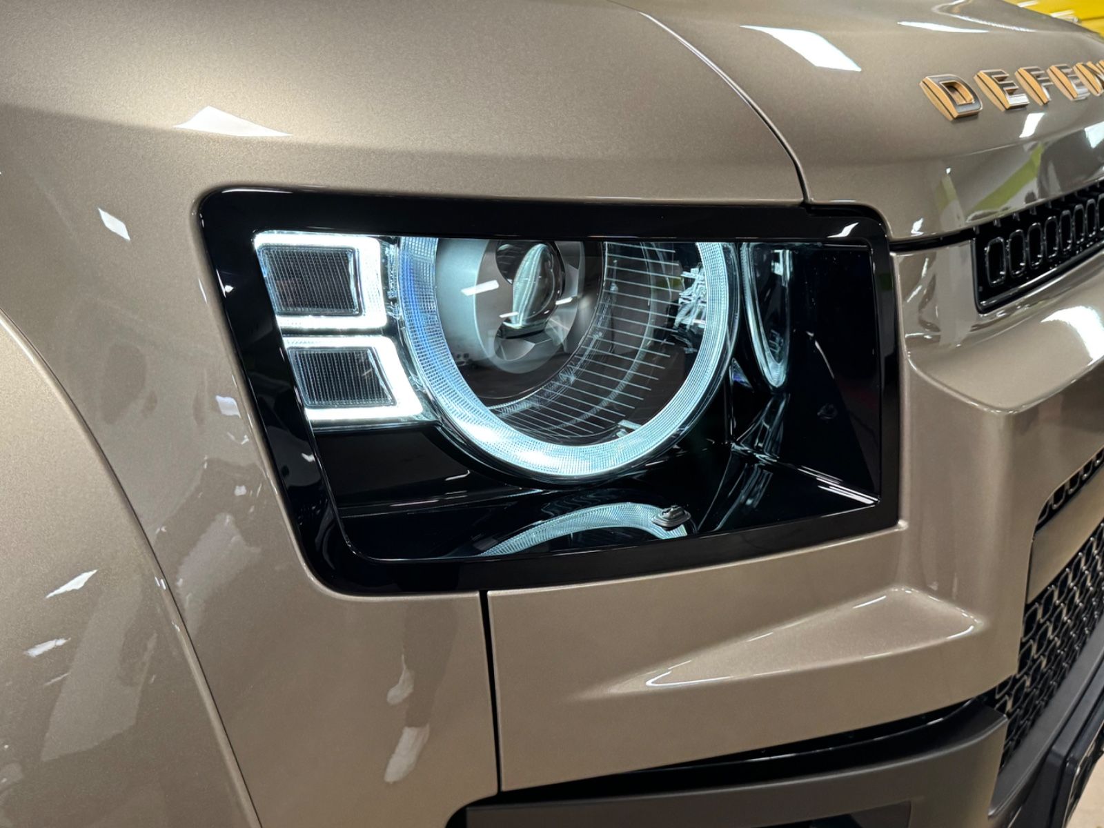Fahrzeugabbildung Land Rover DEFENDER 4.4 P635 110 OCTA GOLD&BRAUN PR025 FULL