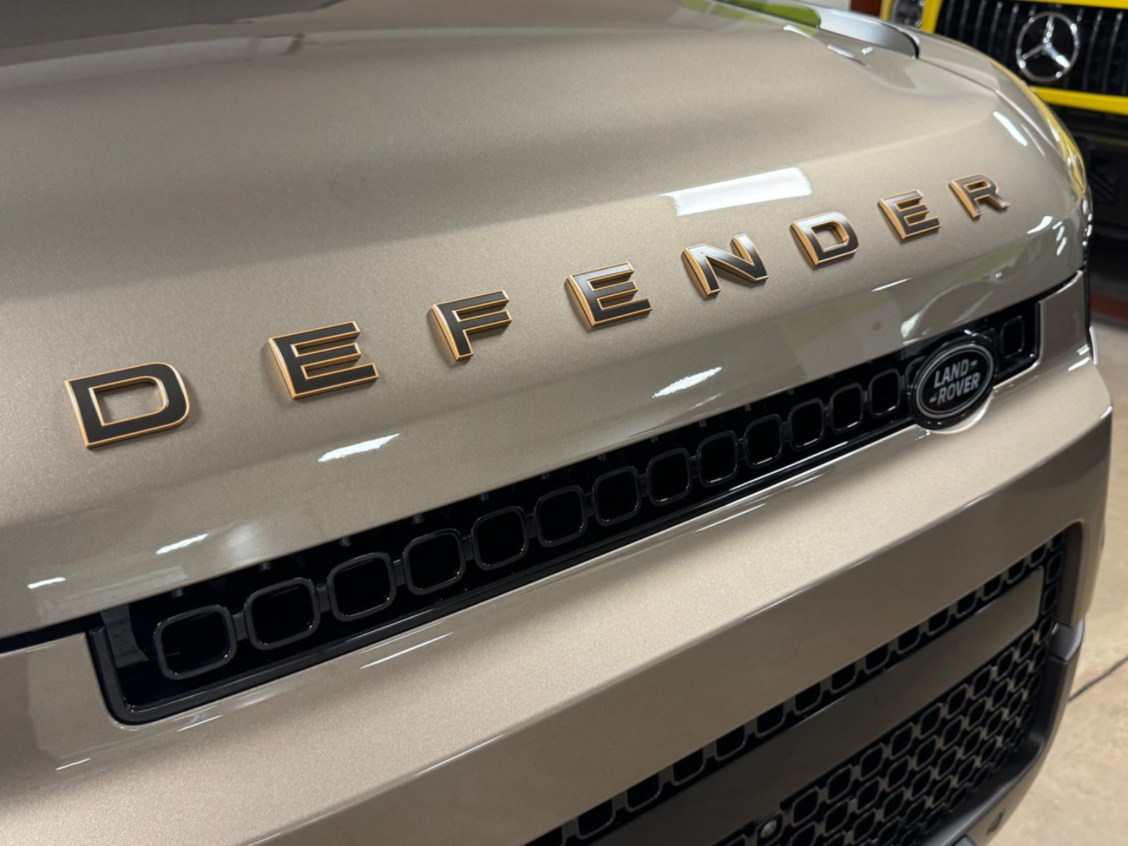 Fahrzeugabbildung Land Rover DEFENDER 4.4 P635 110 OCTA GOLD&BRAUN PR025 FULL
