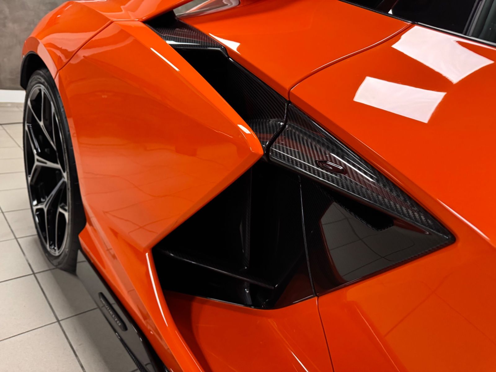 Fahrzeugabbildung Lamborghini REVUELTO ADPERSONAM INT CARBON EXT&INT PR25 FULL