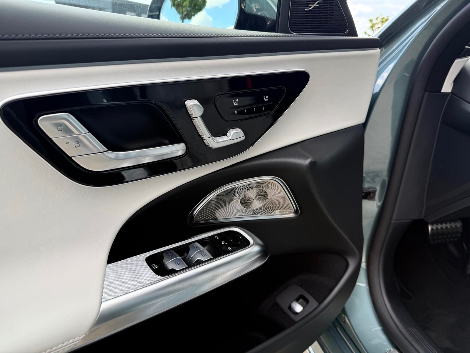 Fahrzeugabbildung Mercedes-Benz E 200 4M AMG LINE EXCLUSIV HYPERSCREEN BURMESTER