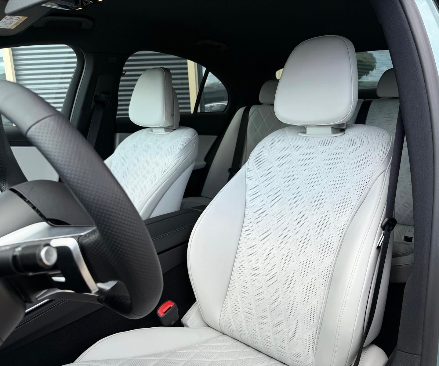 Fahrzeugabbildung Mercedes-Benz E 200 4M AMG LINE EXCLUSIV HYPERSCREEN BURMESTER