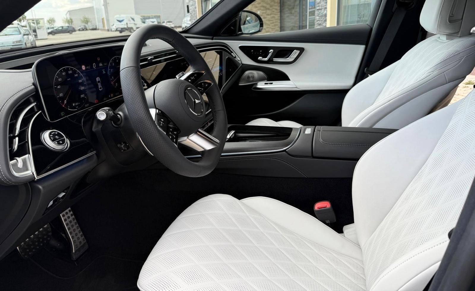 Fahrzeugabbildung Mercedes-Benz E 200 4M AMG LINE EXCLUSIV HYPERSCREEN BURMESTER