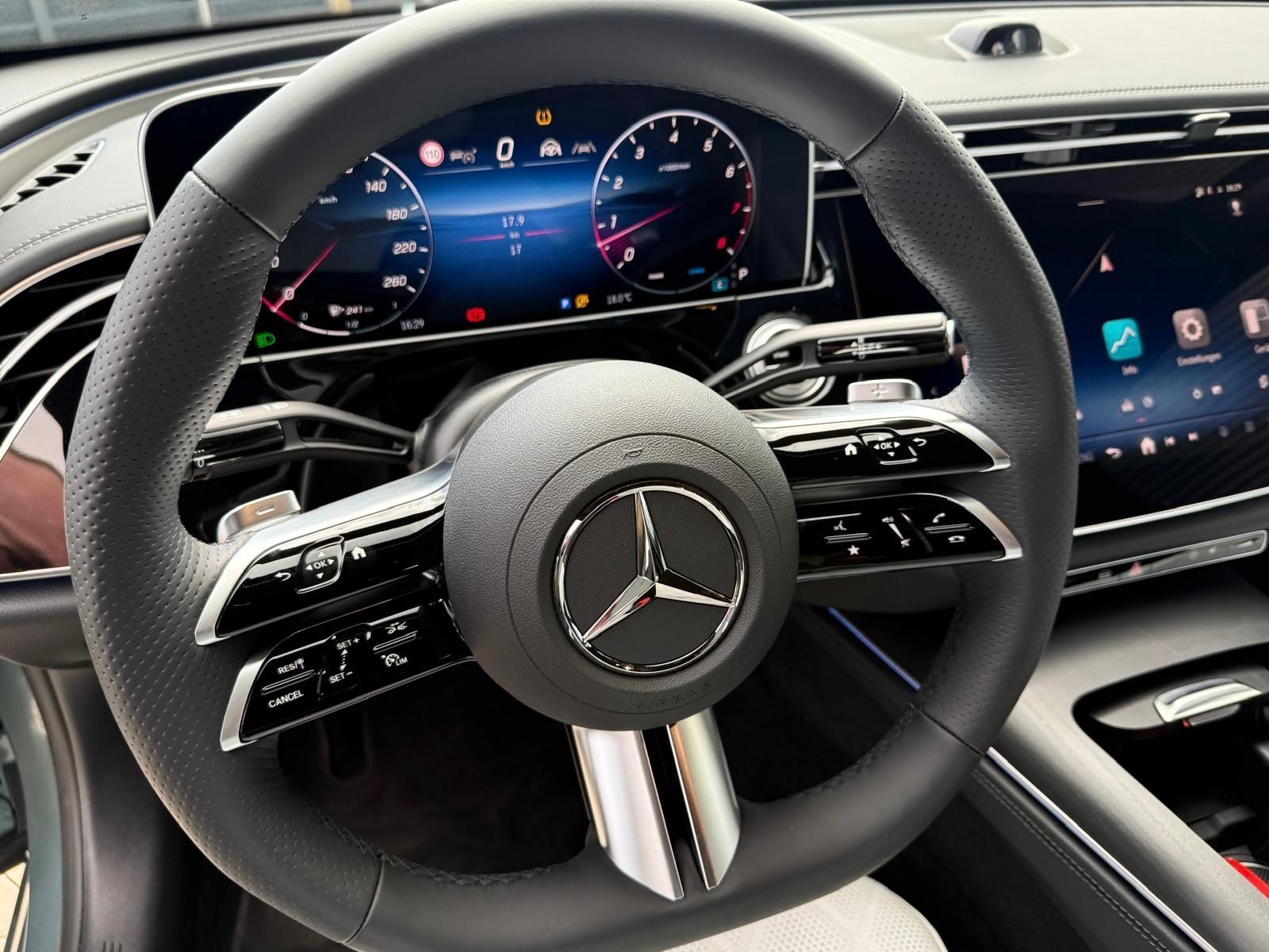 Fahrzeugabbildung Mercedes-Benz E 200 4M AMG LINE EXCLUSIV HYPERSCREEN BURMESTER