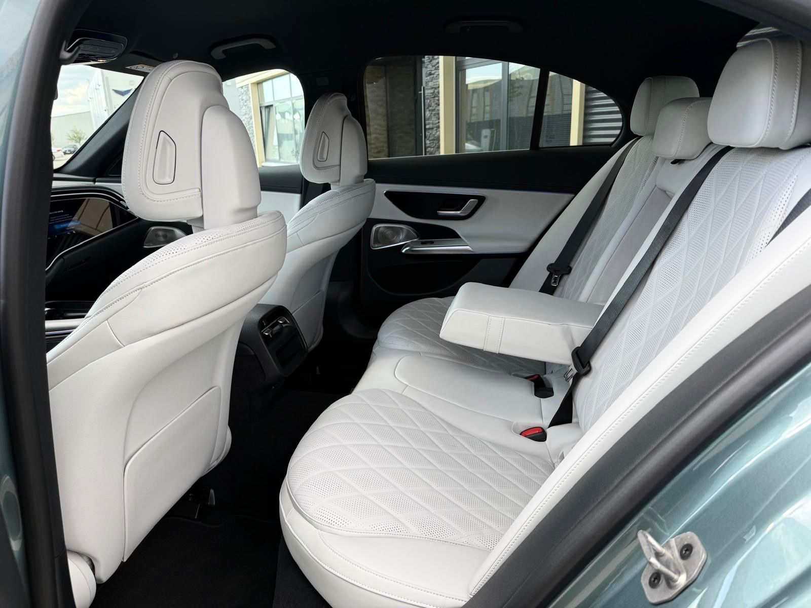 Fahrzeugabbildung Mercedes-Benz E 200 4M AMG LINE EXCLUSIV HYPERSCREEN BURMESTER