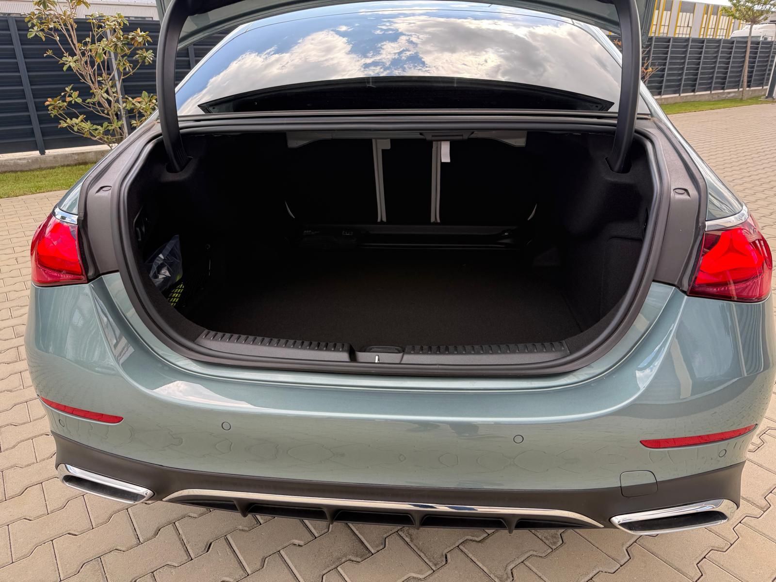Fahrzeugabbildung Mercedes-Benz E 200 4M AMG LINE EXCLUSIV HYPERSCREEN BURMESTER
