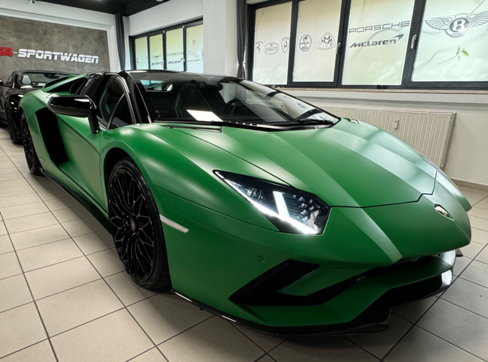 Fahrzeugabbildung Lamborghini AVENTADOR S ROADSTER GREEN EXT&INT CARBON FULLOP
