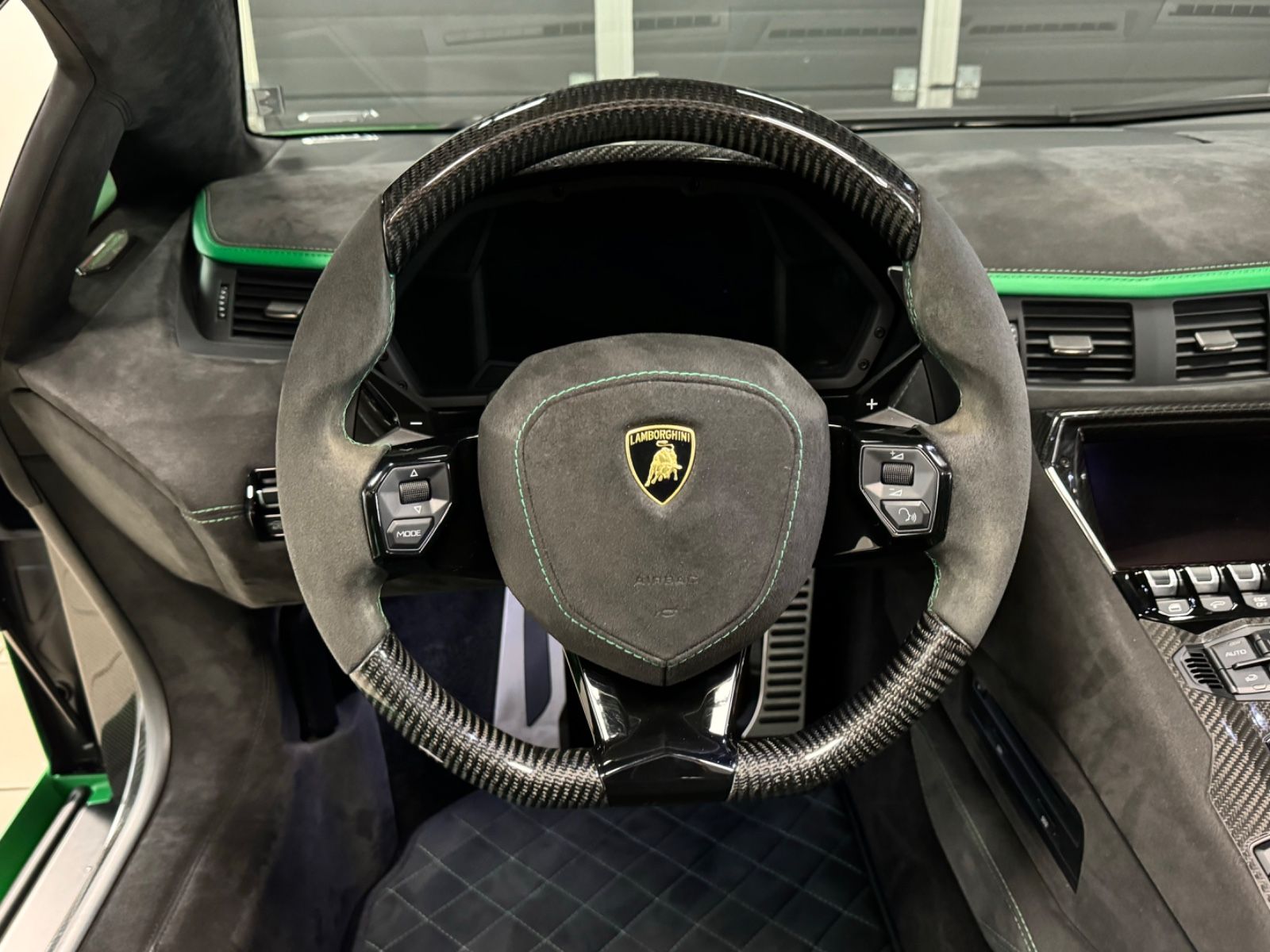 Fahrzeugabbildung Lamborghini AVENTADOR S ROADSTER GREEN EXT&INT CARBON FULLOP