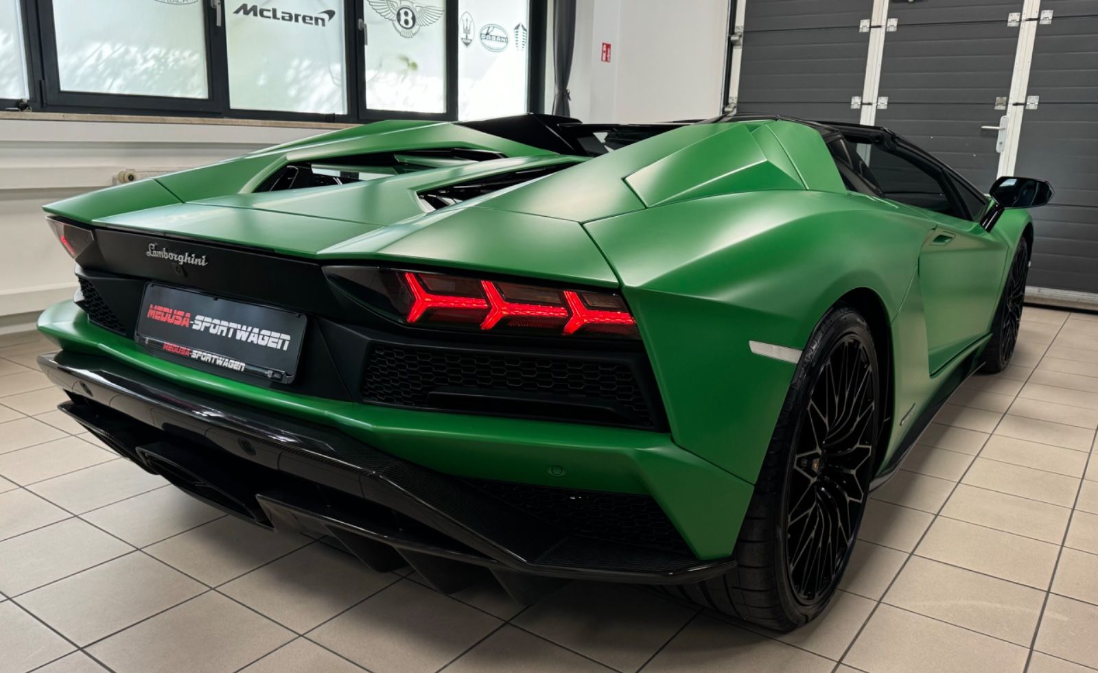Fahrzeugabbildung Lamborghini AVENTADOR S ROADSTER GREEN EXT&INT CARBON FULLOP