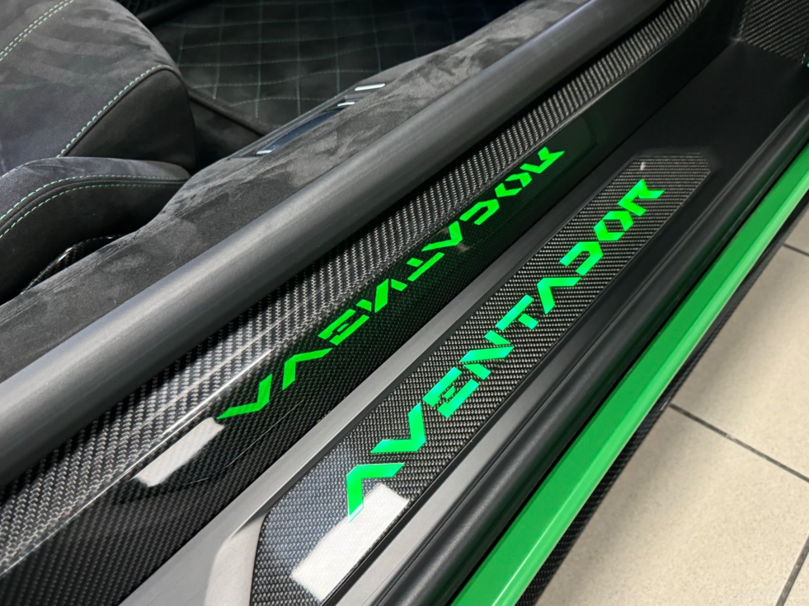 Fahrzeugabbildung Lamborghini AVENTADOR S ROADSTER GREEN EXT&INT CARBON FULLOP